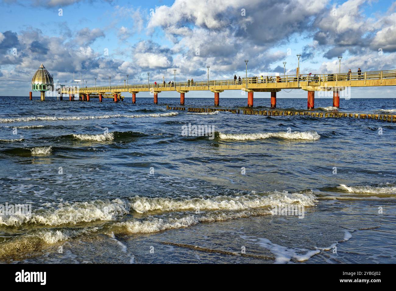 Tauchbahn am Pier Zingst, bewölkte Stimmung und Wellen, Ostseeküste, Zingst, Halbinsel Fischland-Darss-Zingst, Mecklenburg-Vorpommern, G Stockfoto