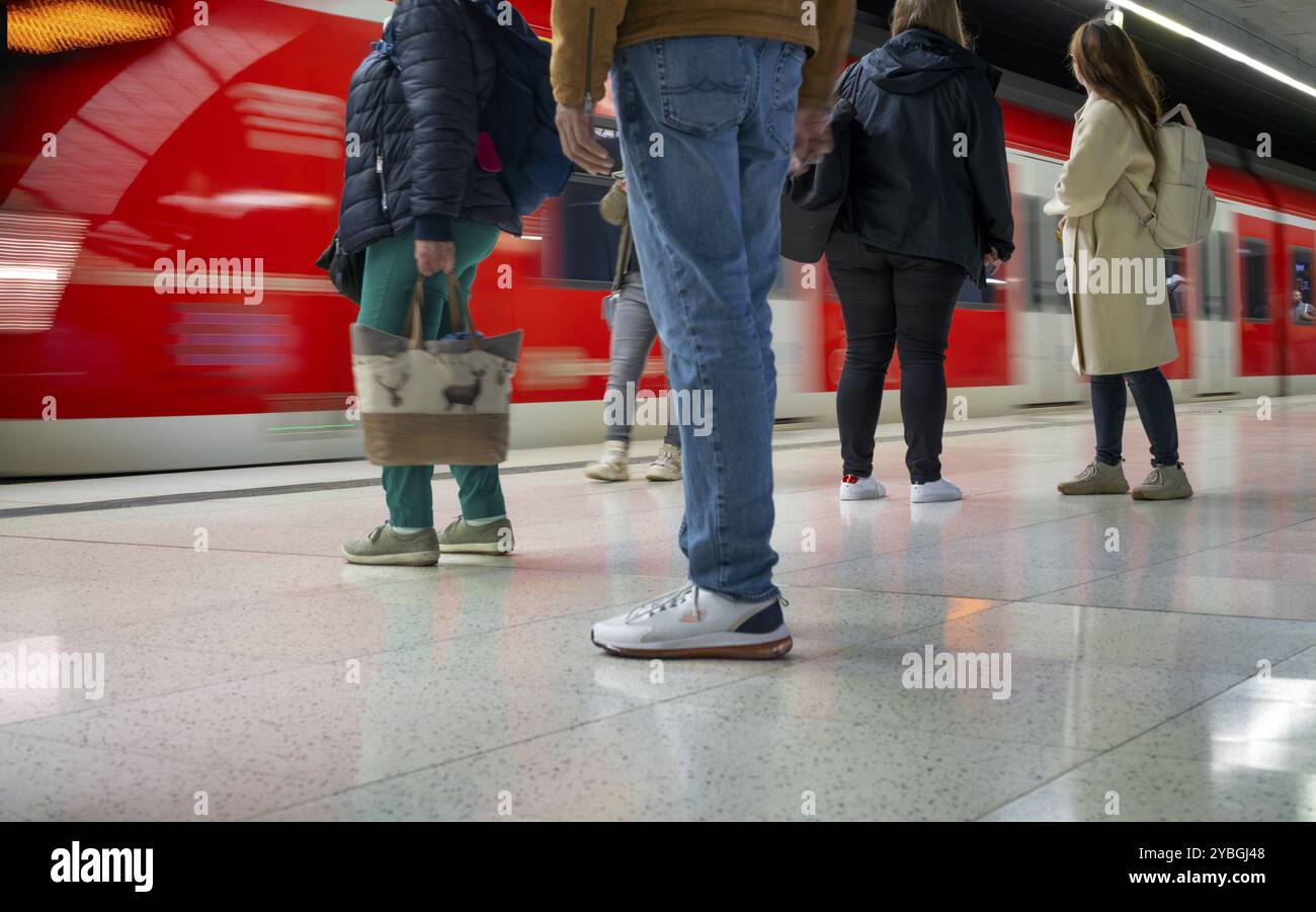 U-Bahn ankommende S-Bahn, Zug, Baureihe 420 in Verkehrsrot, Reisende, Bahnsteig, Haltestelle, Bahnhof Stadtmitte, öffentliche Verkehrsmittel, Bewegungseffekt, Stutt Stockfoto