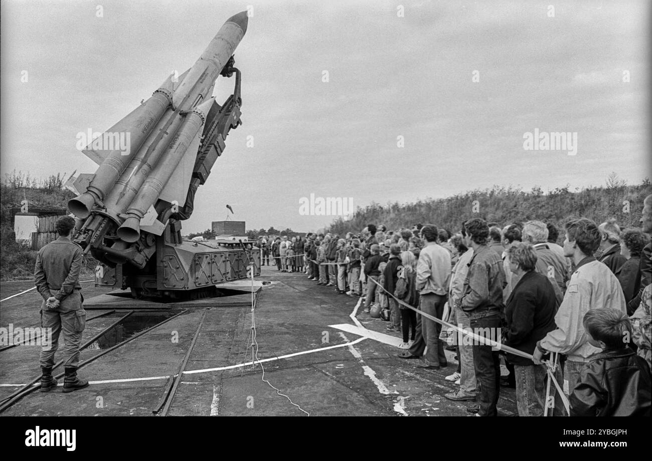 Deutschland, Osterne, 12.11.1991, Tag der offenen Tür in einem ehemaligen NVA-Raketengelände (jetzt Bundeswehr) sind die Raketen nicht mehr kampfbereit, Europa Stockfoto
