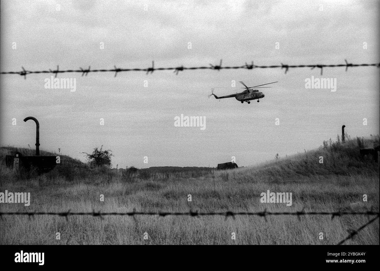 Deutschland, Osterne, 12.11.1991, Tag der offenen Tür in einem ehemaligen NVA-Raketengelände (jetzt Bundeswehr), Hubschrauber über Stacheldraht, Europa Stockfoto