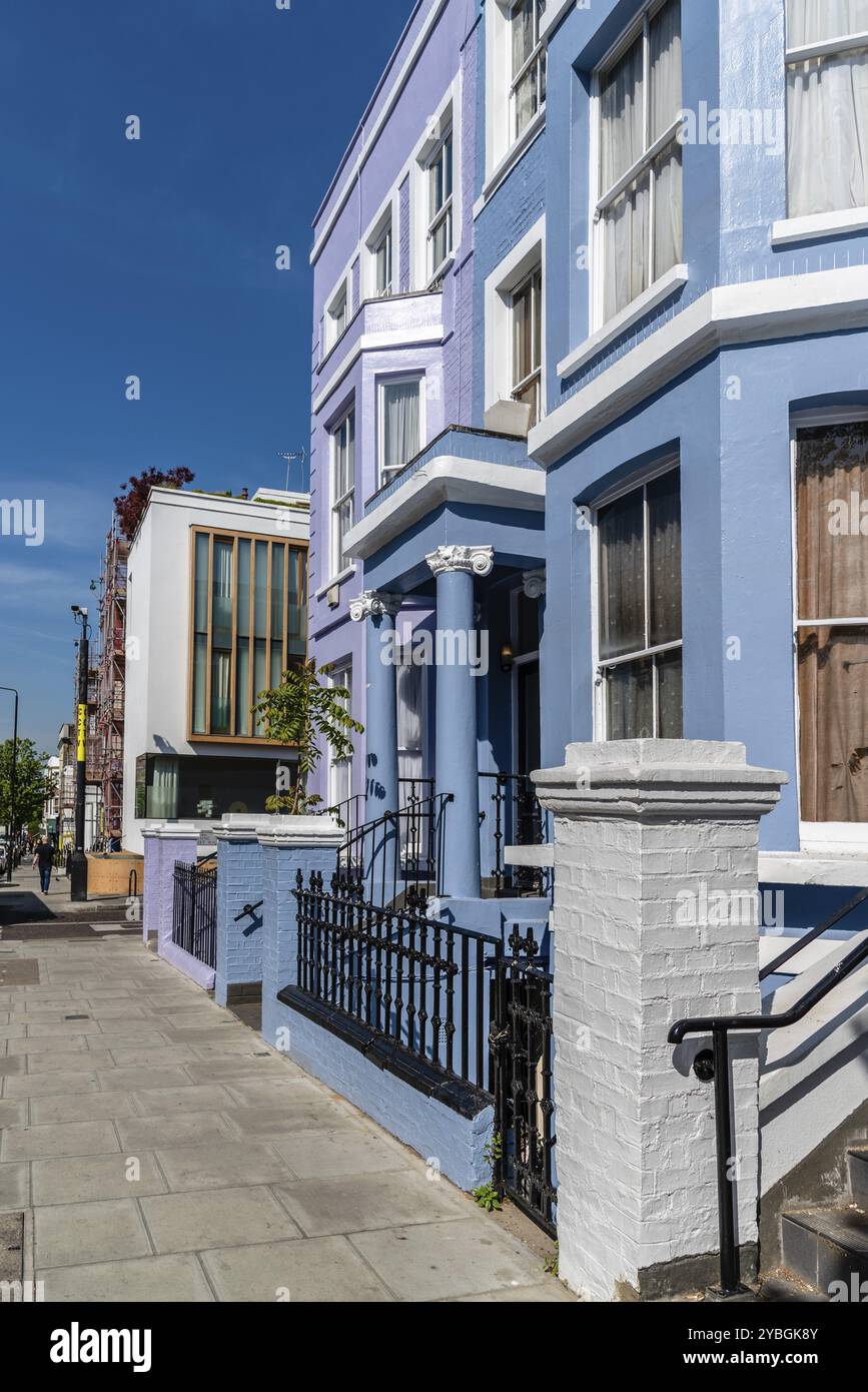 London, Großbritannien, 15. Mai 2019: Bunte Stadthäuser in der Nähe der Portobello Road in Notting Hill. Westbourne Park Rd Stockfoto