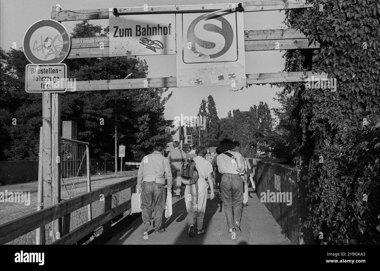 Deutschland, Berlin, 01.09.1991, Weg zum S-Bahnhof Messe Nord / ICC, (Internationale Verbraucherelektronik-Ausstellung IFA, in den Messehallen A Stockfoto