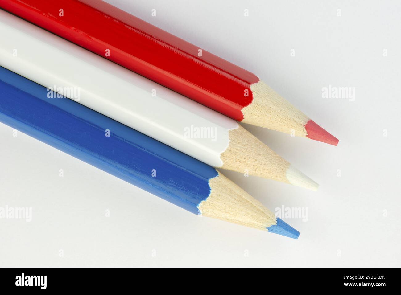 Sammlung von bunten Stiften in niederländischer Flagge Farben rot, weiß und Blau als Hintergrundbild Stockfoto