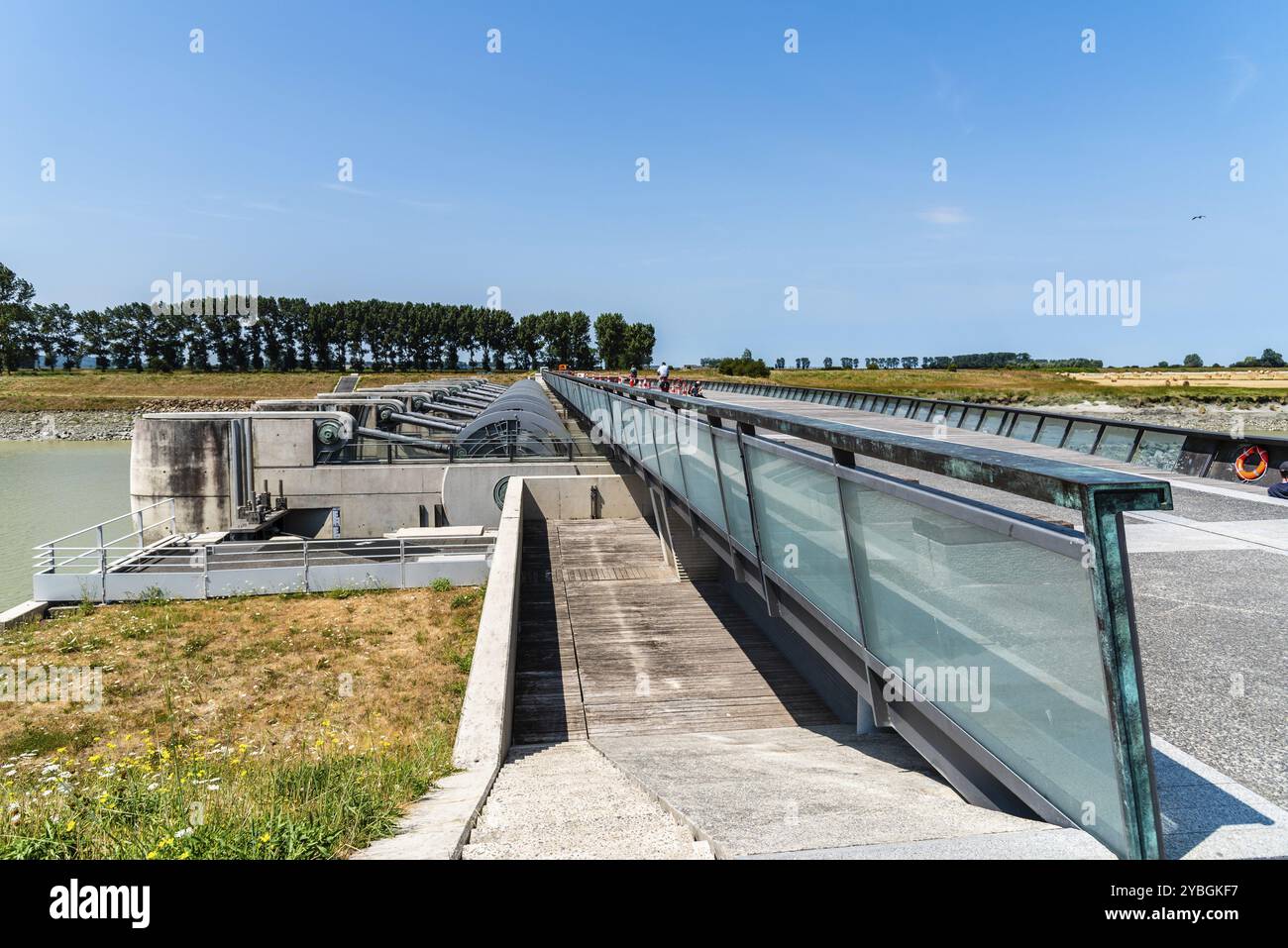 Die Barrage für die Kontrolle der Gezeiten in der Bucht des Mont Saint Michel. Stockfoto