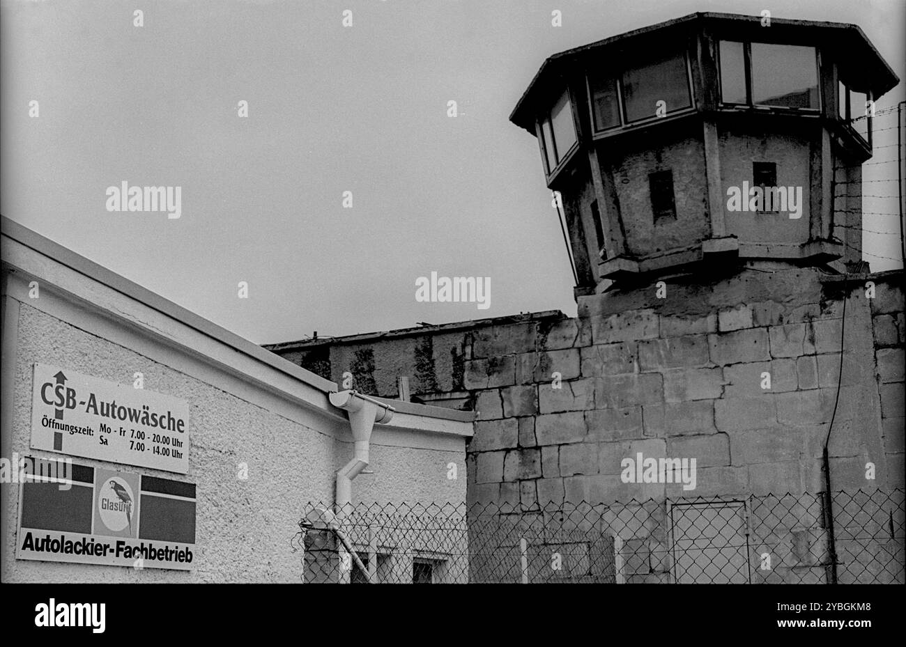 Deutschland, Berlin, 25.09.1991, ehemaliges Stasi-Gebäude in Hohenschoenhausen, Wachturm, ehemaliges Stasi-Gefängnis Hohenschoenhausen, Werbeschilder von vario Stockfoto