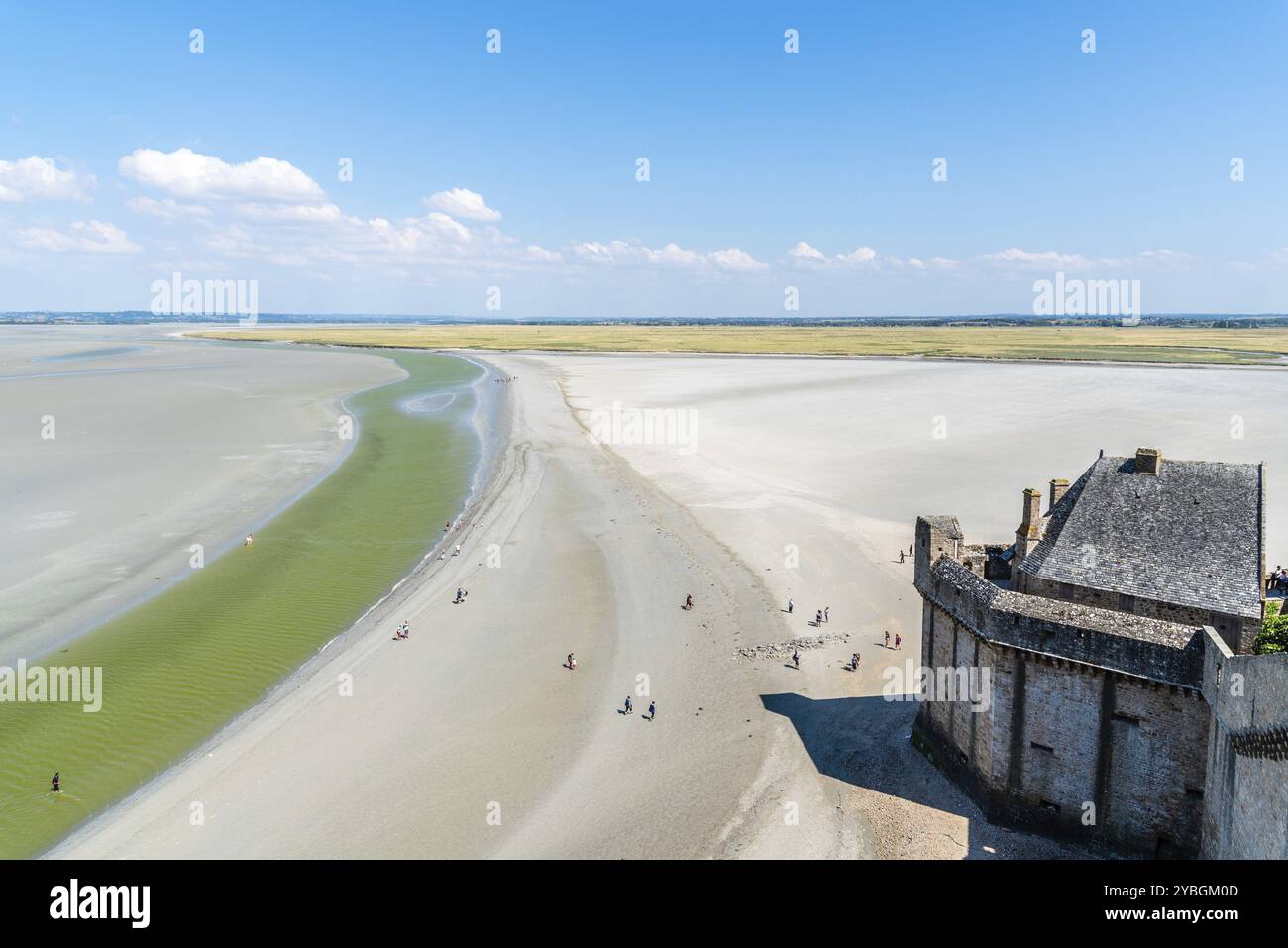 Mont Saint Michel, Frankreich, 25. Juli 2018: Blick auf die Bucht von Mont Saint Michel von der Stadtmauer bei Ebbe, Europa Stockfoto
