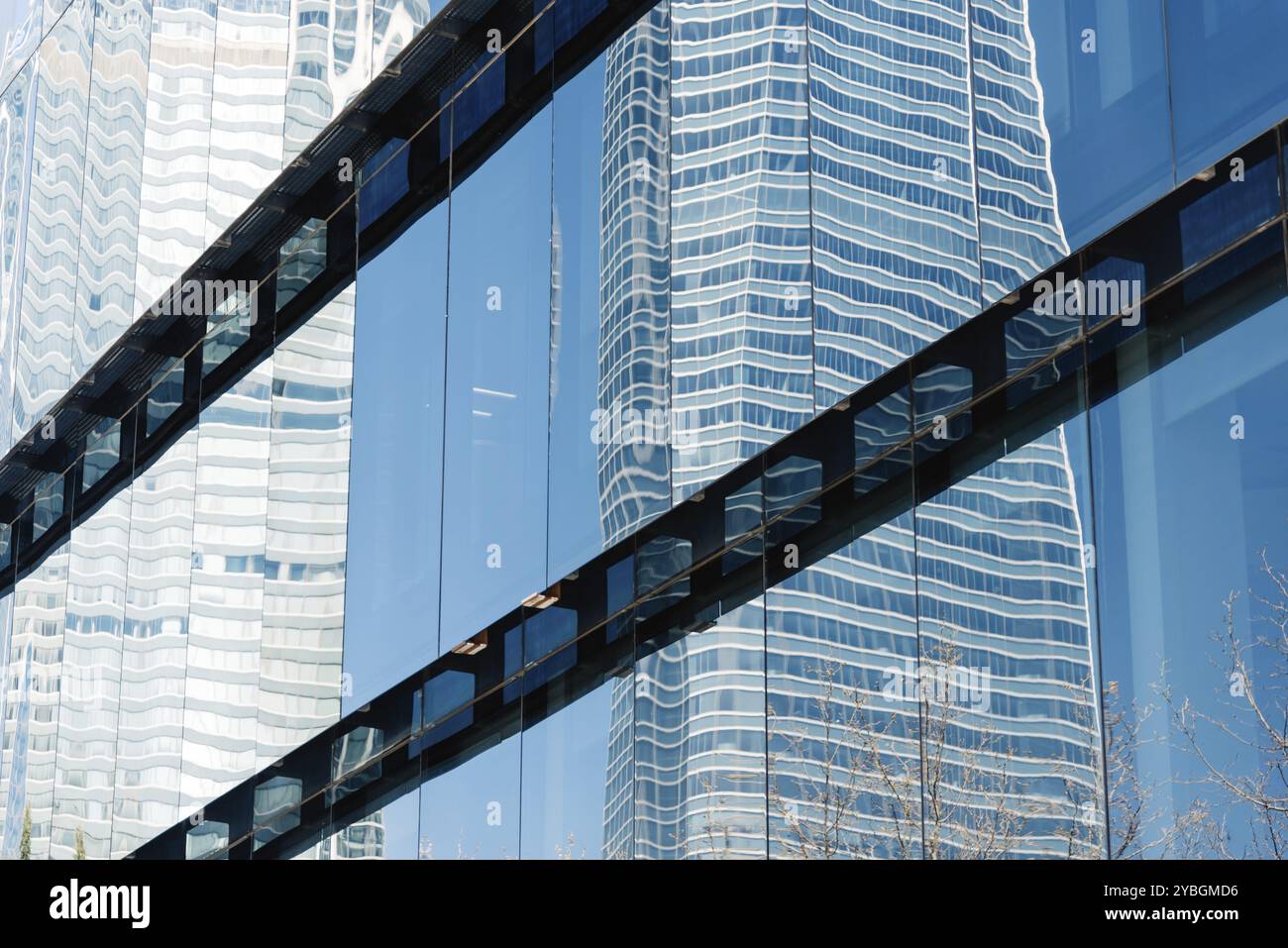 Modernes Bürogebäude Exterieur und Reflexionen auf Glas. Low Angle View Stockfoto