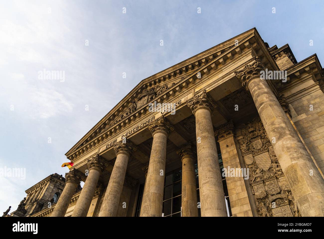 Berlin, 28. Juli 2019: Nahaufnahme des berühmten Reichstagsgebäudes, Sitz des Deutschen Bundestages, bei Sonnenuntergang, E Stockfoto