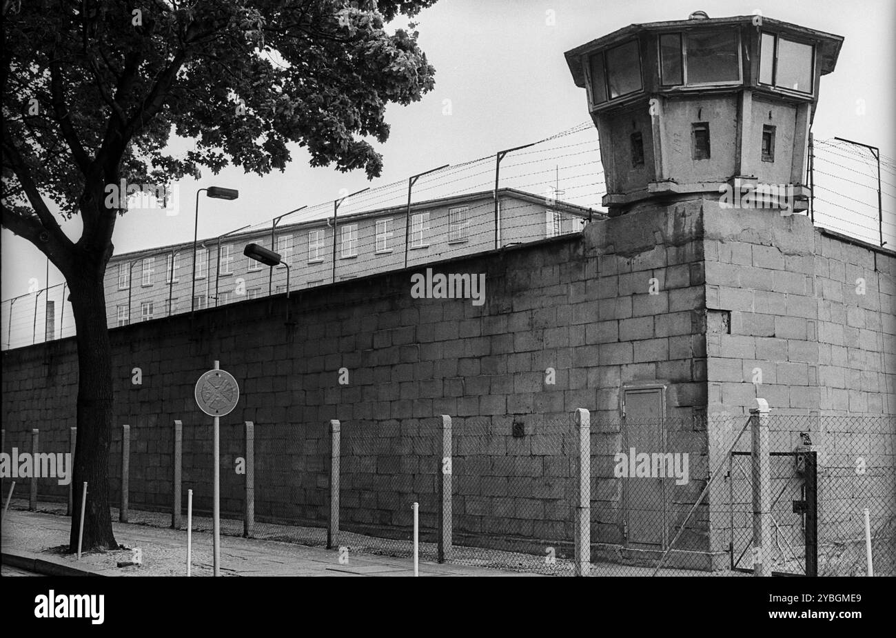 Deutschland, Berlin, 25.09.1991, ehemaliges Stasi-Gebäude in Hohenschoenhausen, ehemaliges Stasi-Gefängnis Hohenschoenhausen, Wachturm, Europa Stockfoto