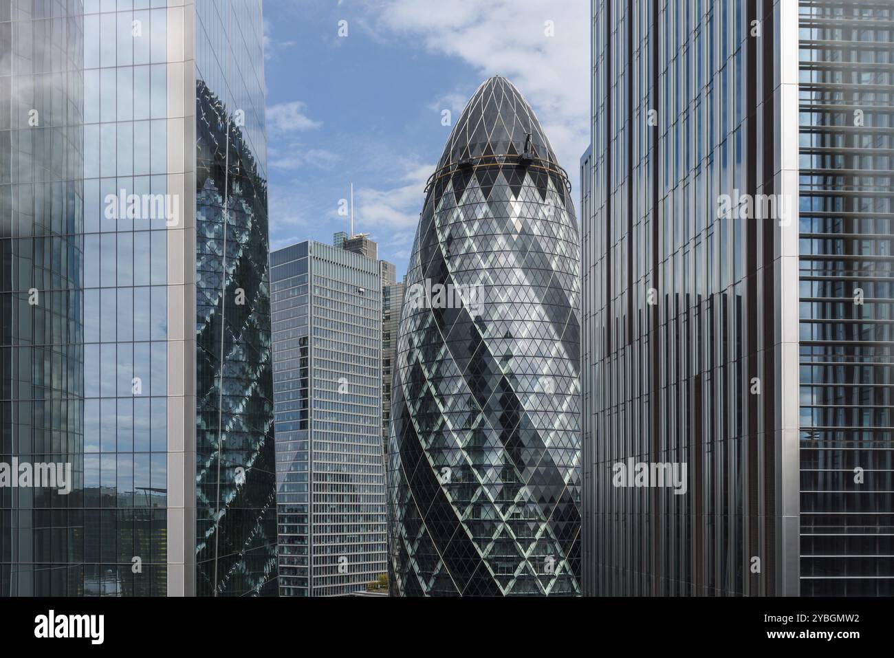 London, UK, 25. August 2023: Moderne kommerzielle Wolkenkratzer Bürogebäude in der City of London und Reflexionen auf Vorhangfassaden. Agave ansehen Stockfoto