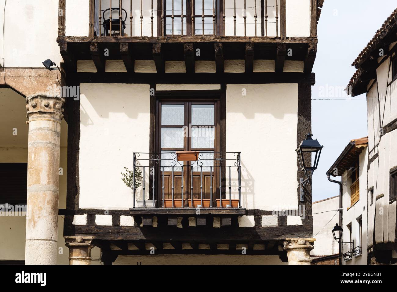 Altes Haus mit Fachwerkbau und Balkon. Covarrubias, Burgos, Spanien, Europa Stockfoto