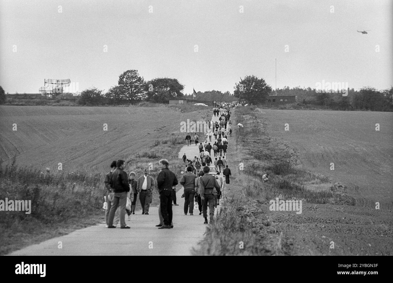 Deutschland, Osterne, 12.11.1991, Tag der offenen Tür in einem ehemaligen Raketengelände der NVA (heute Bundeswehr), Besucher auf dem Weg zu einer Radaranzeige, Europa Stockfoto