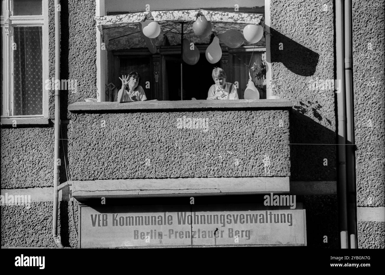 Deutschland, Berlin, 27. Juli 1991, Stargarder Straße, Balkon, Mutter, Kind, Ballons, VEB Kommunale Wohnungsverwaltung Berlin-Prenzlauer Berg, Europa Stockfoto