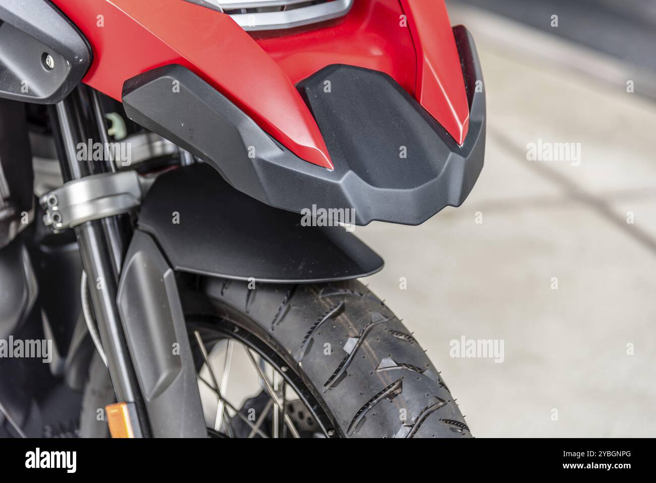 Rotes Motorrad am Rad. Nahansicht Stockfoto