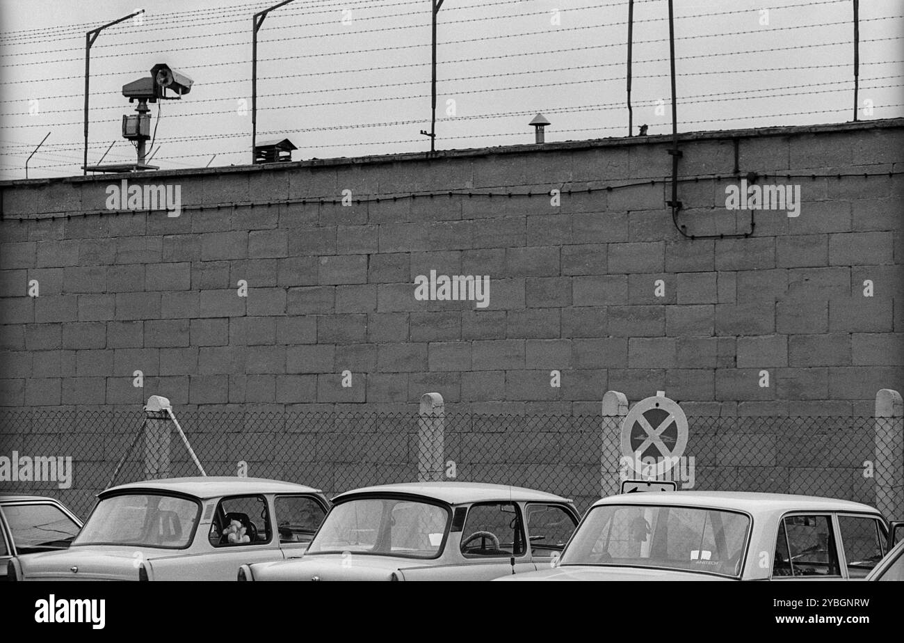 Deutschland, Berlin, 25.09.1991, ehemaliges Stasi-Gebäude in Hohenschoenhausen, Wachturm, ehemaliges Stasi-Gefängnis Hohenschoenhausen, Überwachungskamera, Europ Stockfoto