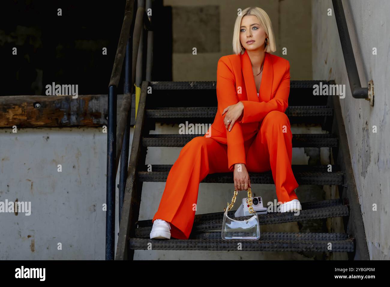 Ein wunderschönes blondes Model posiert im Freien und genießt das Sommerwetter Stockfoto