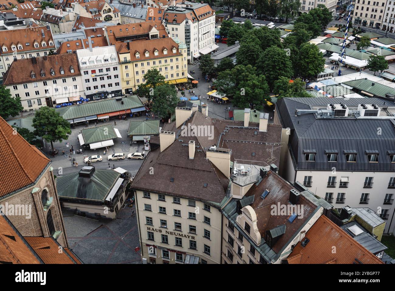 München, Deutschland, 3. August 2017: Panoramablick auf das historische Stadtzentrum von München vom Turm der Kirche St. Peter, Europa Stockfoto