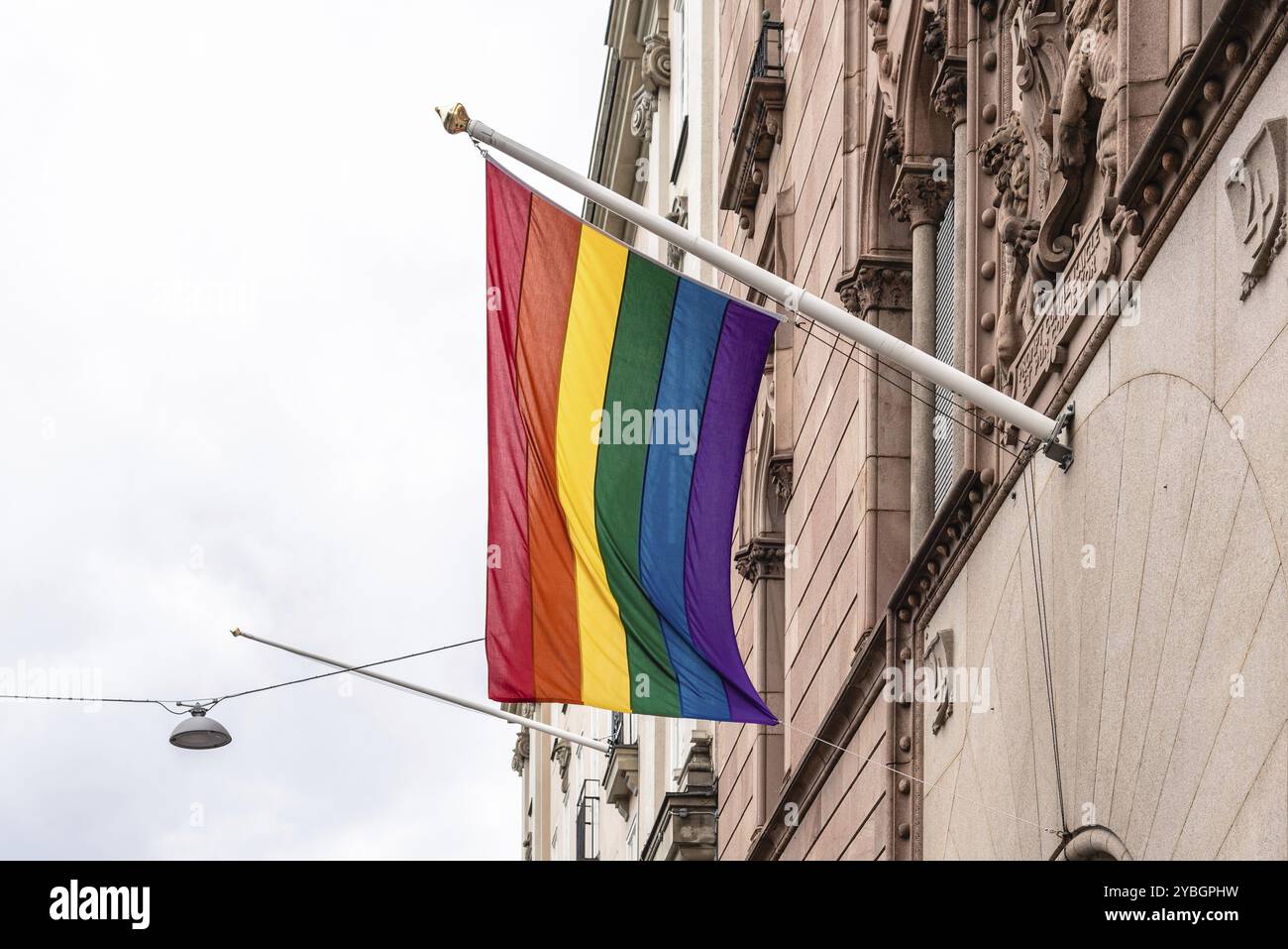 Die Regenbogenfahne des Schwulen-Stolzes hängt an öffentlichen Gebäuden Stockfoto