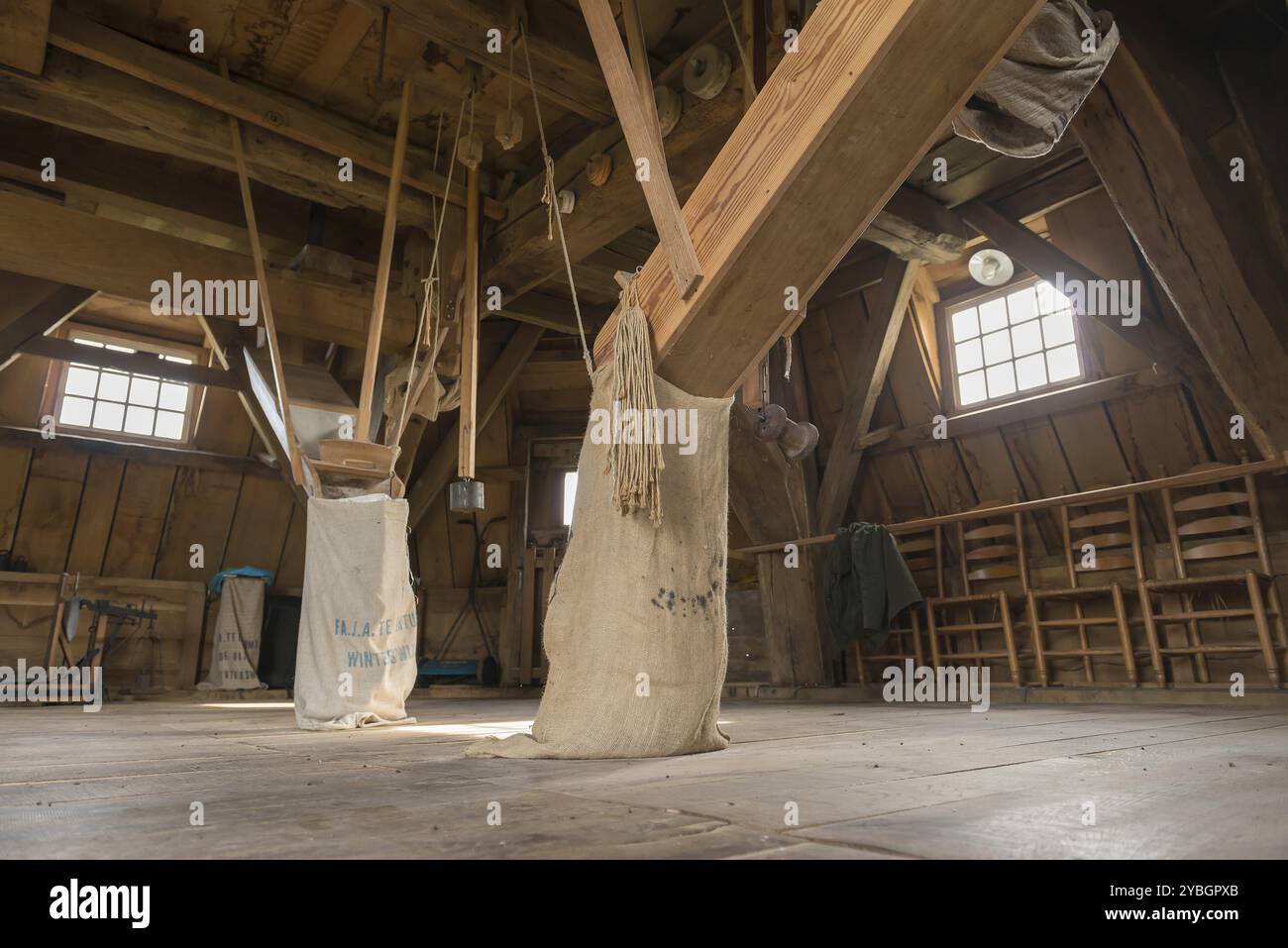 Interieur aus Holz, der die historische Getreidemühle Bataaf in Winterswijk in den Niederlanden Stockfoto