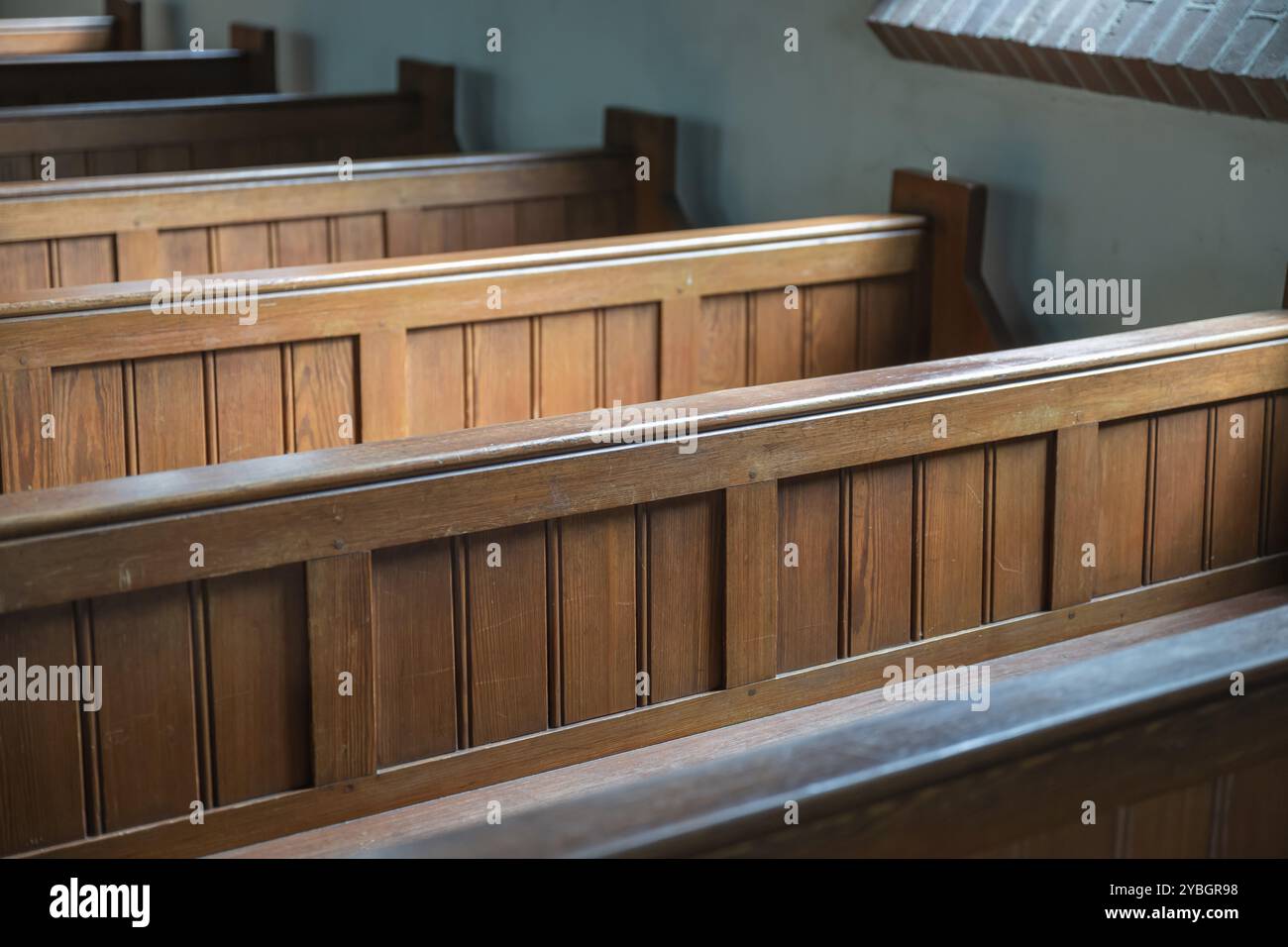 Holzbänke in einer alten holländischen Kirche in den Niederlanden Stockfoto