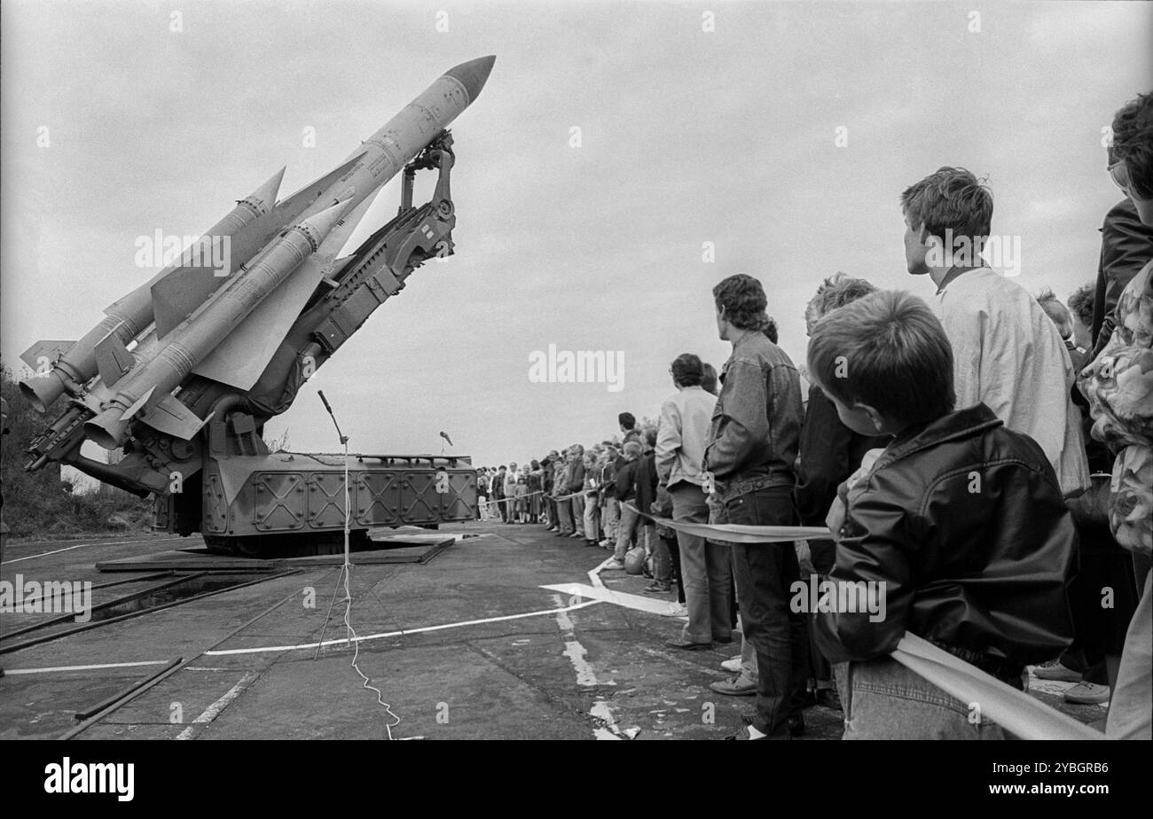 Deutschland, Osterne, 12.11.1991, Tag der offenen Tür in einem ehemaligen NVA-Raketengelände (jetzt Bundeswehr) sind die Raketen nicht mehr kampfbereit, Europa Stockfoto
