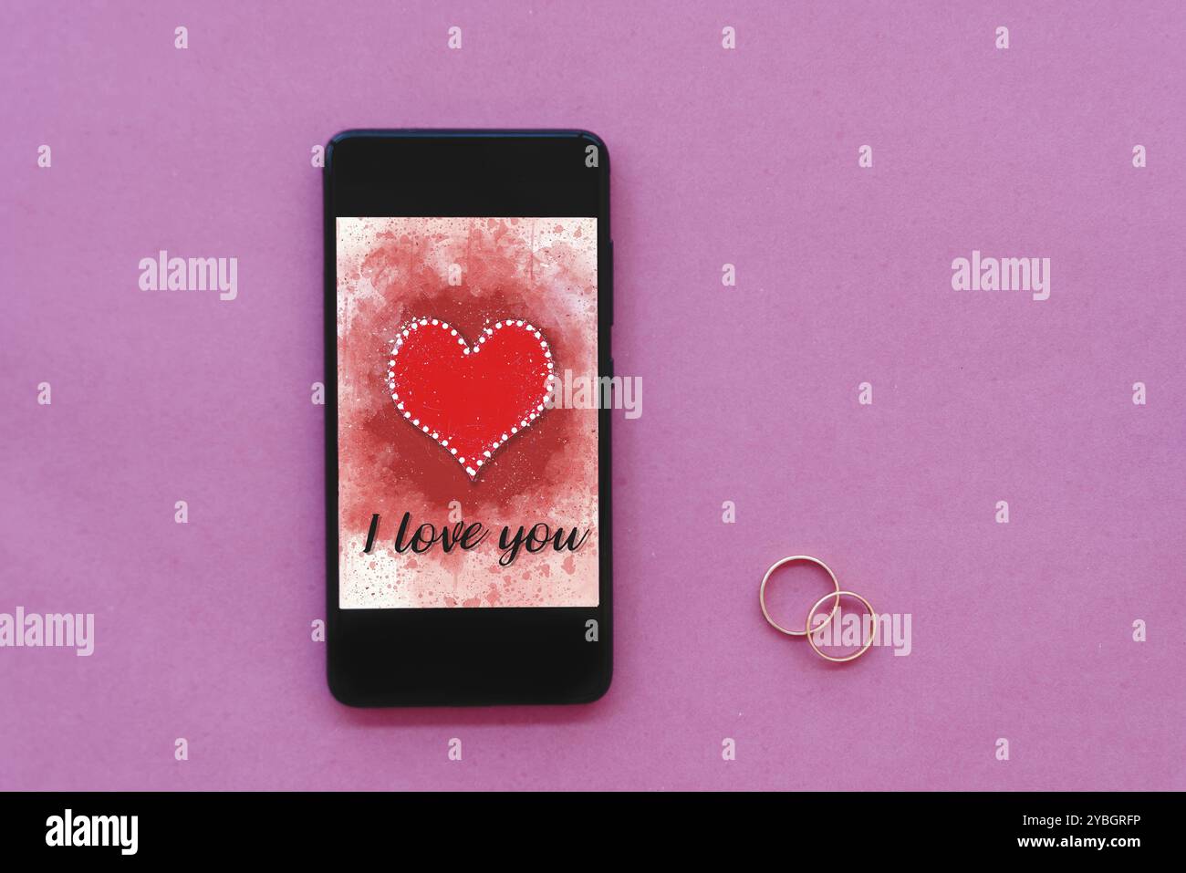 Valentines Tag verkauf Hintergrund mit Herzen Abbildung mit den Worten Ich Liebe Dich der Bildschirm des Smartphones mockup auf rosa Hintergrund mit zwei Trauringe Stockfoto