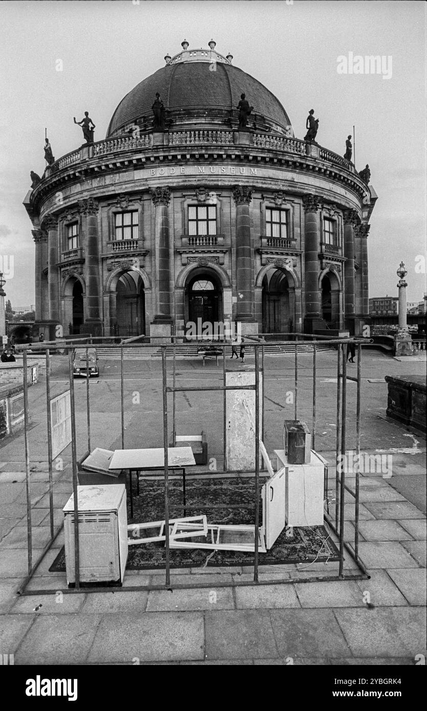 Deutschland, Berlin, 19. Oktober 1991, Kunstaktion von Tacheles, auf der Monbijou-Brücke, vor dem Bodemuseum, Wohnzimmer, Europa Stockfoto