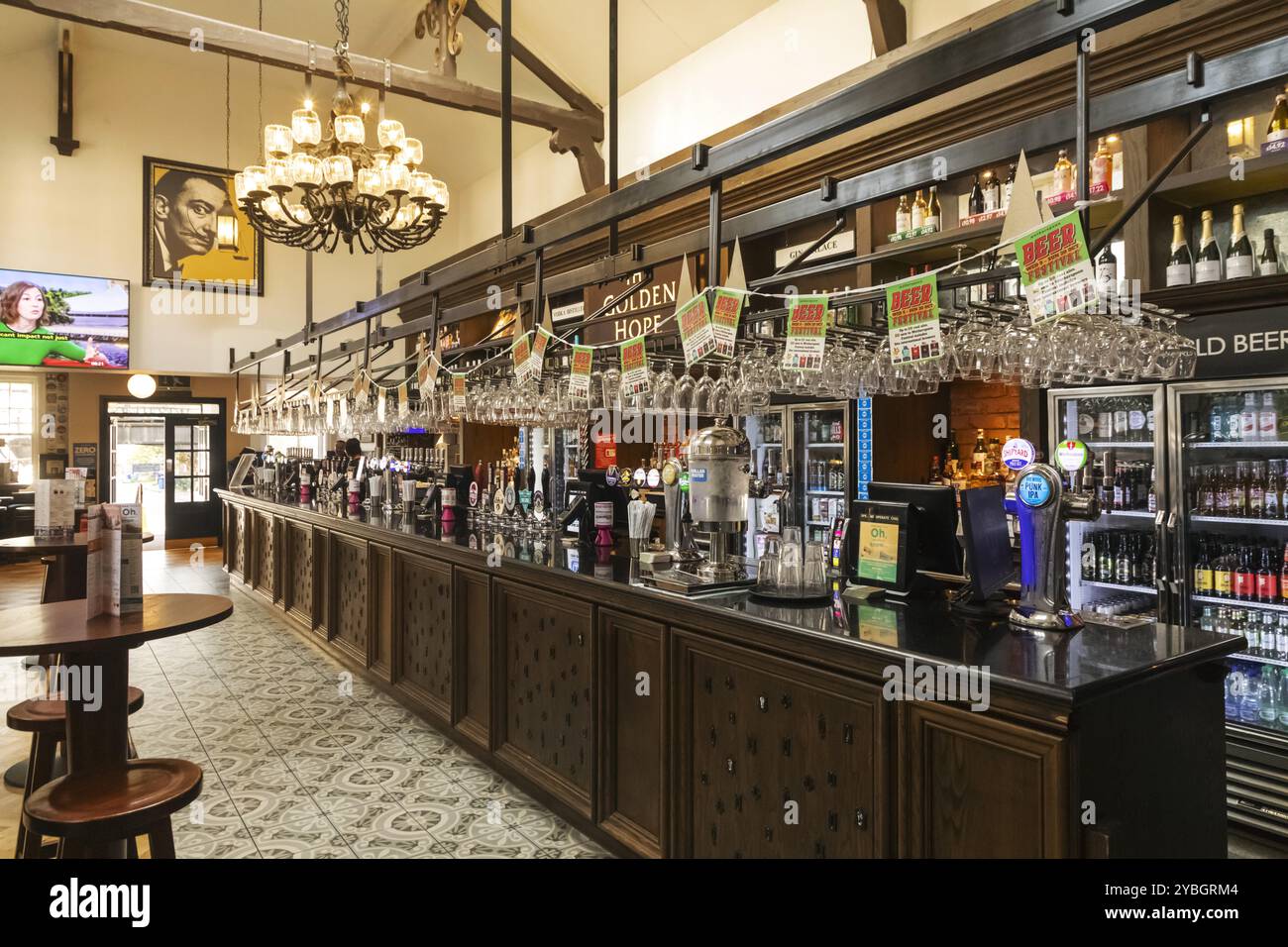 England, Kent, Sittingbourne, Die High Street, Wetherspoons, Innenansicht des Barbereichs Stockfoto