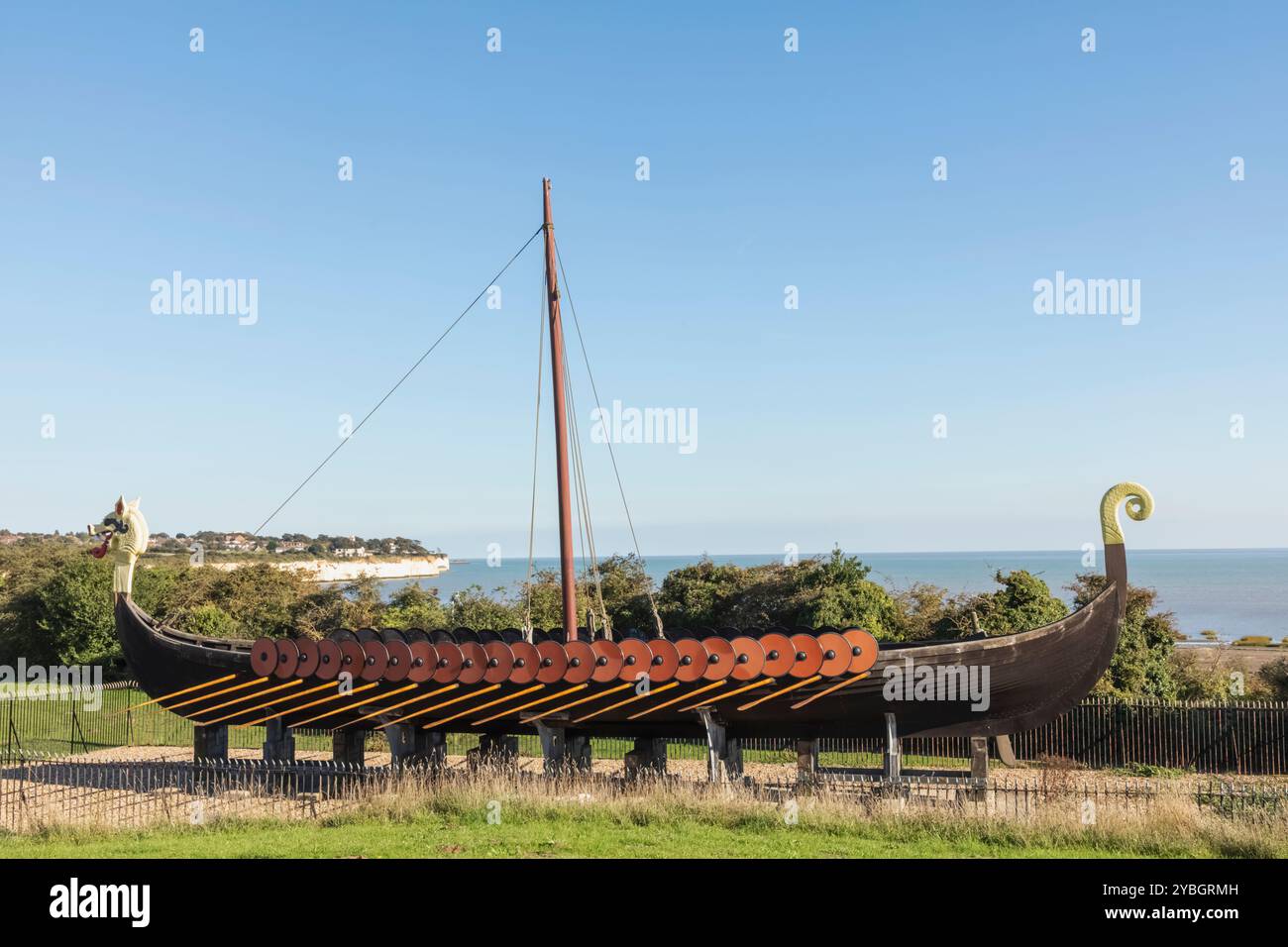 England, Kent, Cliffsend, Pegwell Bay, Das Wikinger Langschiff Hugin Stockfoto