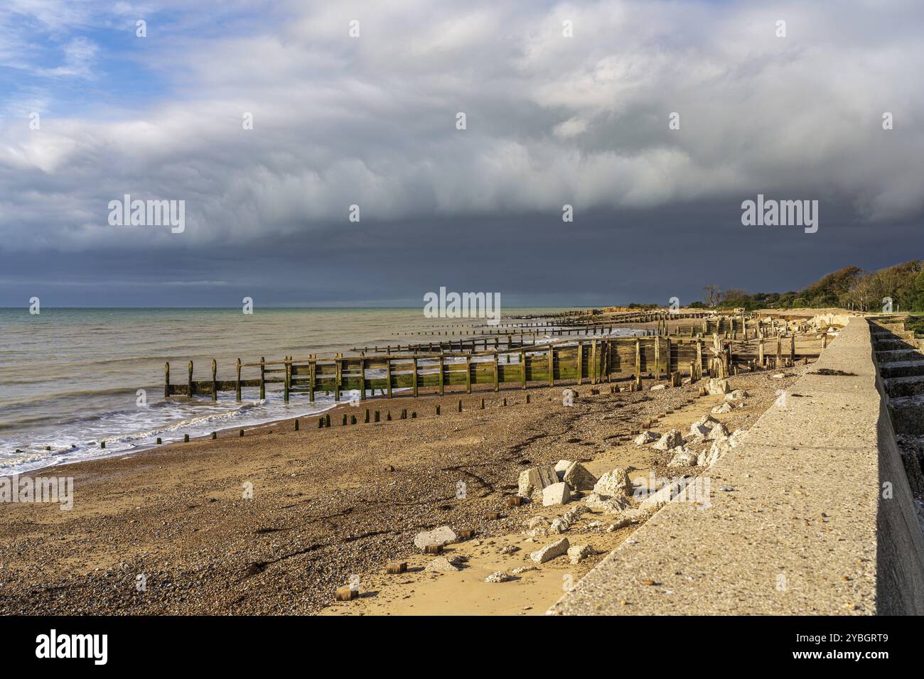 Ein Sturm nähert sich am Strand in Atherington, West Sussex, England, Großbritannien Stockfoto