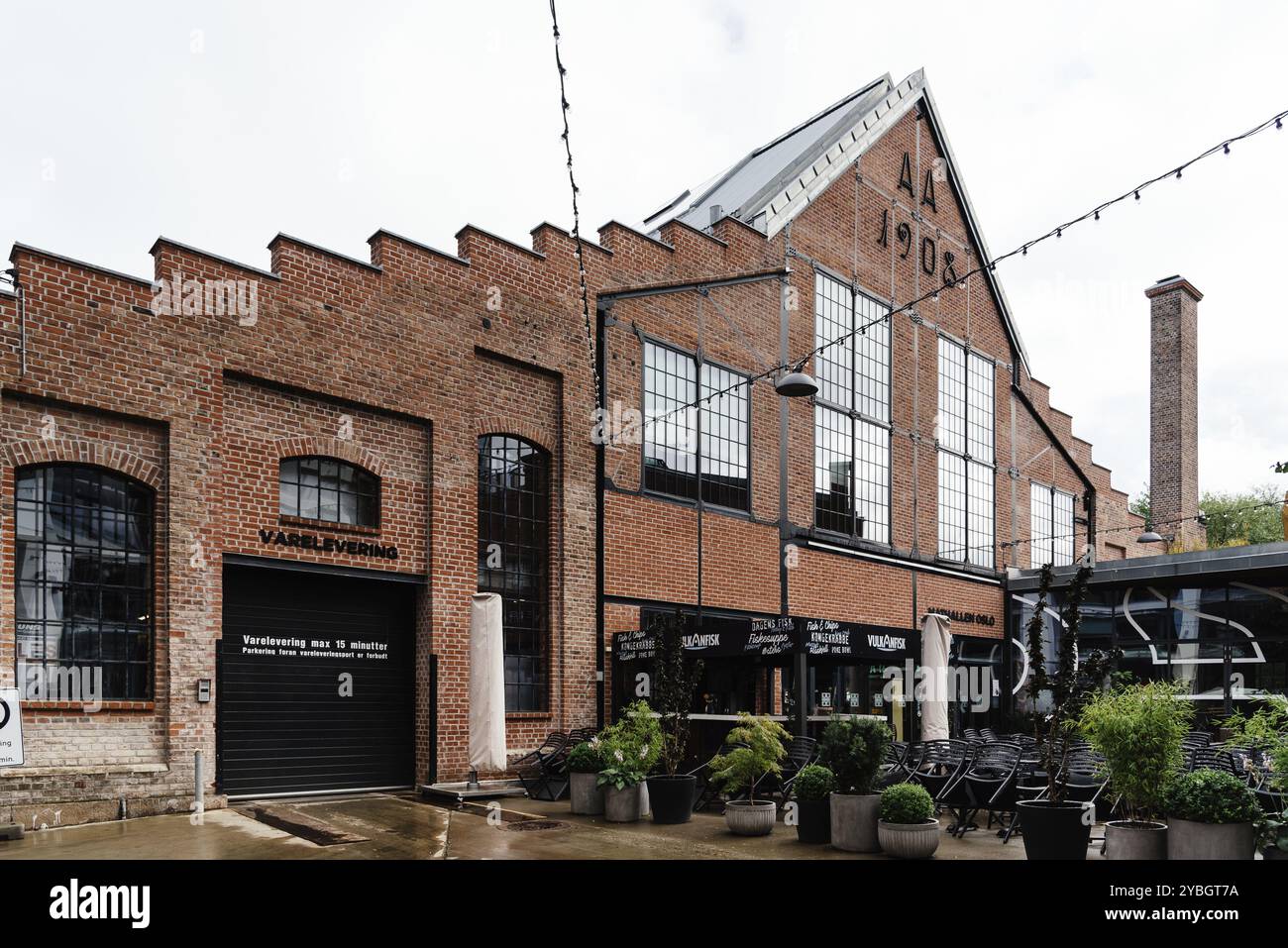 Oslo, Norwegen, 11. August 2019: Außenansicht der Mathallen Oslo, einem Lebensmittelmarkt in Grunerlokka mit Cafés, Restaurants und Fachgeschäften mit kleinen Geschäften Stockfoto