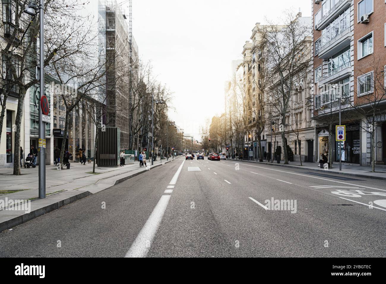 Madrid, Spanien, 8. März 2020: Serrano Street im Bezirk Salamanca. Salamanca ist bekannt als eine der wohlhabendsten Gegenden in Madrid, mit einem h Stockfoto