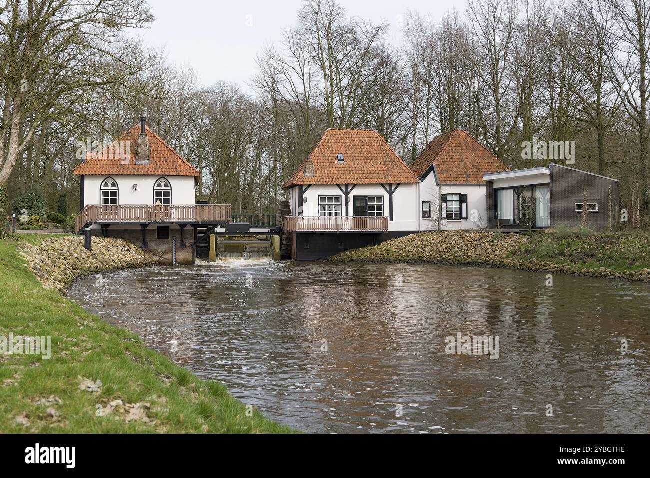 Die kürzlich restaurierte historische Wassermühle Olliemoelle oder den Helder im Fluss Boven-Slinge in Winterswijk in Hamlet Th Stockfoto