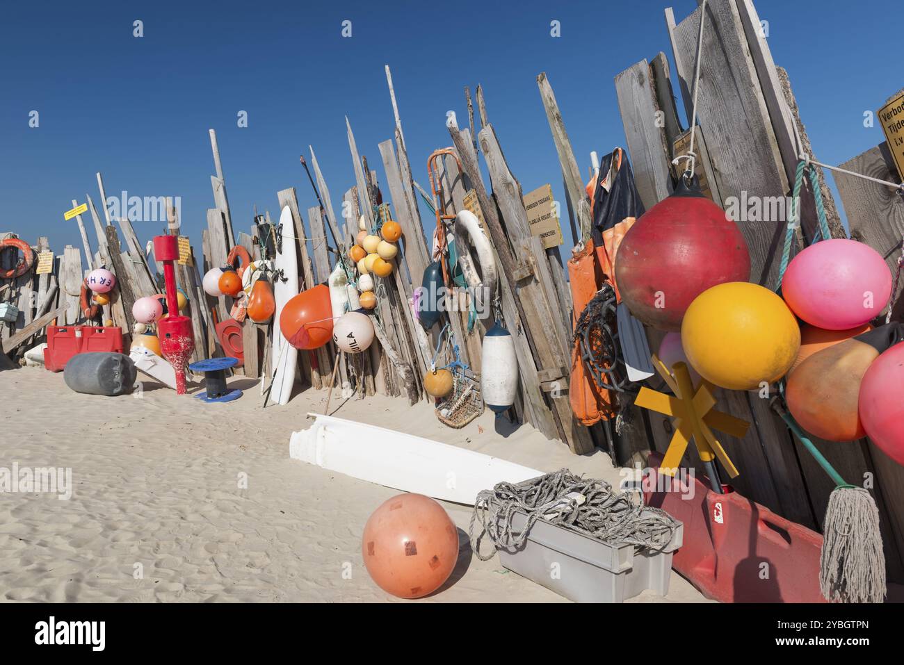 Beachcomber-Funde, die in der Nähe des Seebades auf der sogenannten Vliehorst-Sandbank der watteninsel Vlieland in den Niederlanden ausgestellt sind Stockfoto