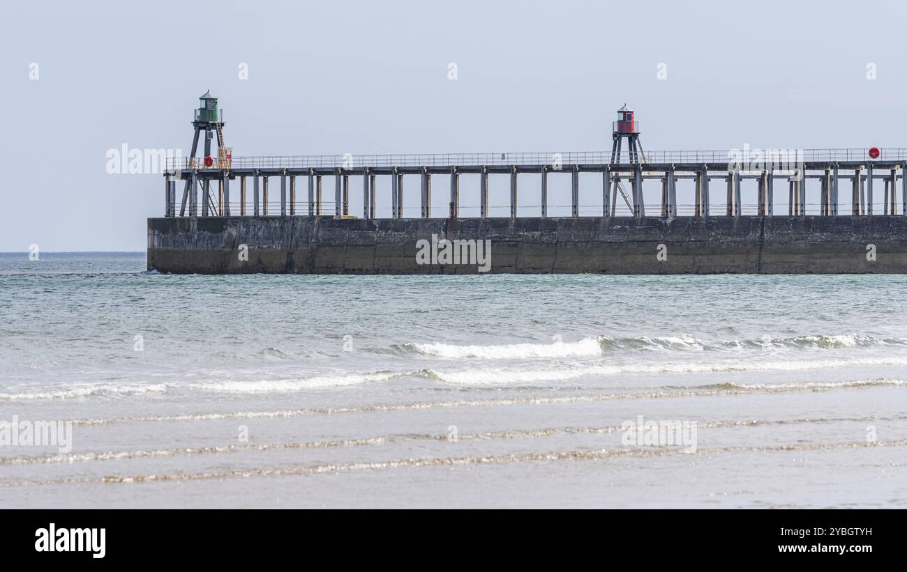 Whitby Piers and Lighthouses, vom Strand aus gesehen in Whitby, North Yorkshire, England, Großbritannien Stockfoto