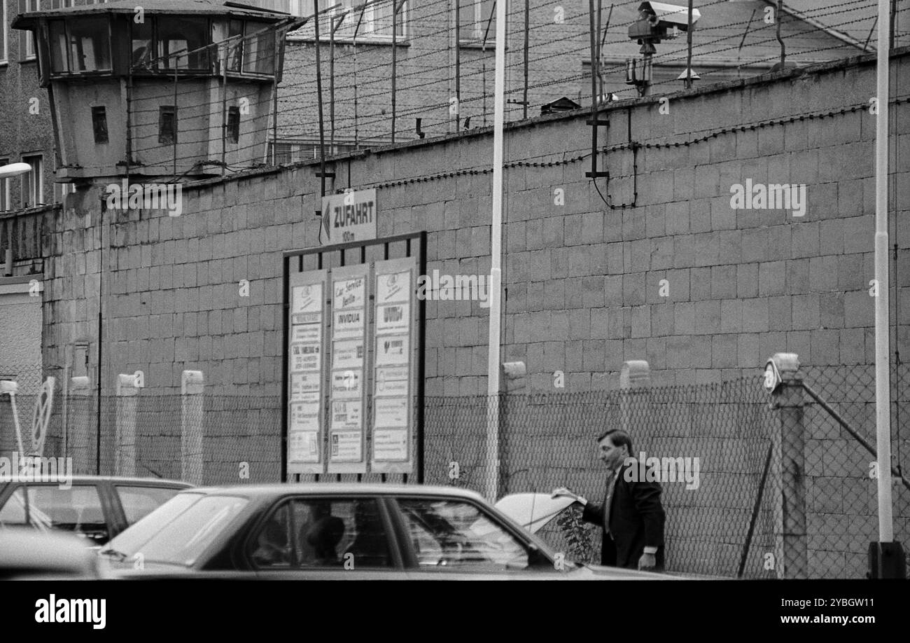 Deutschland, Berlin, 25.09.1991, ehemaliges Stasi-Gebäude in Hohenschoenhausen, Wachturm, ehemaliges Stasi-Gefängnis Hohenschoenhausen, Werbeschilder von vario Stockfoto