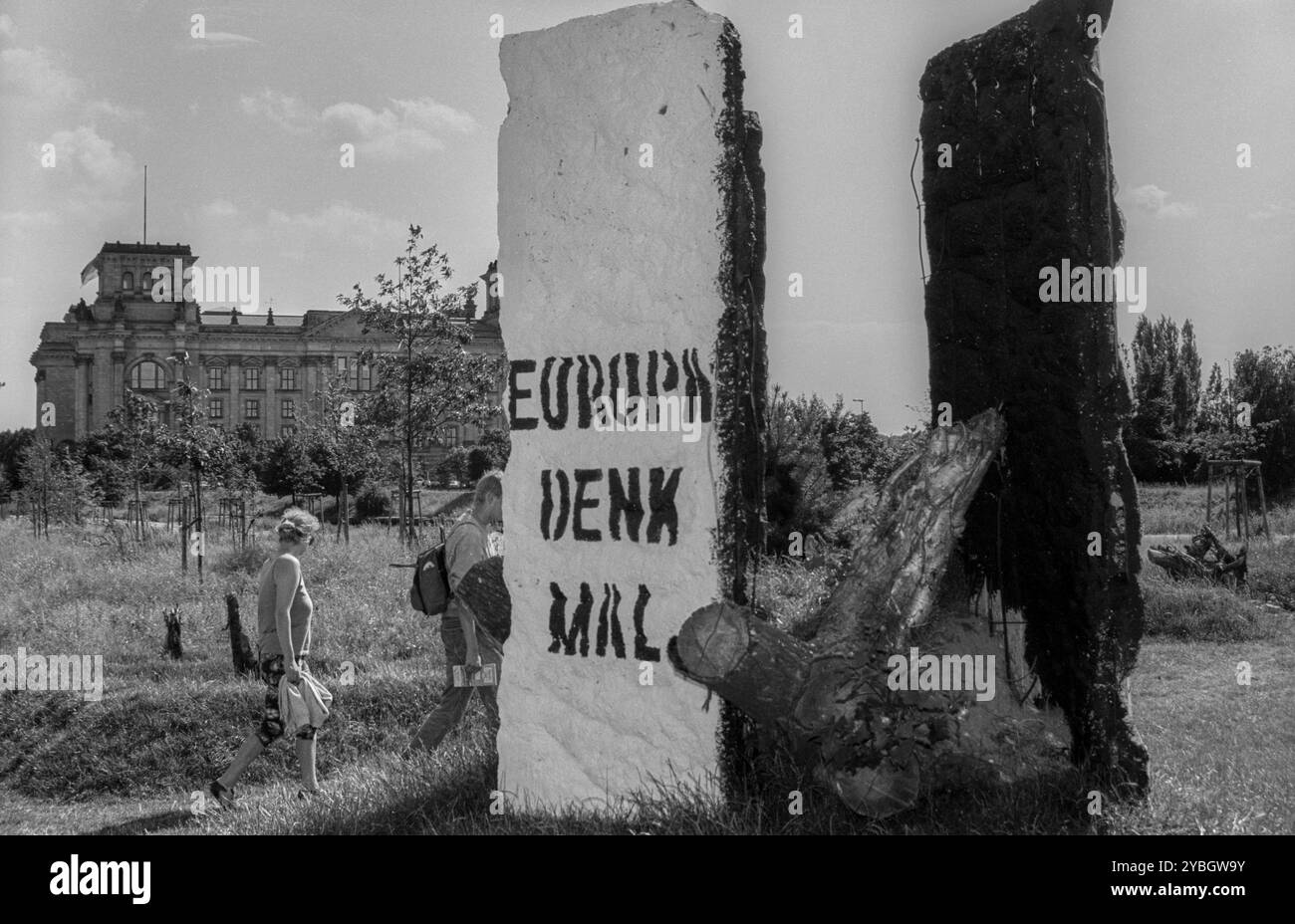 Deutschland, Berlin, 26. Juli 1991, Parlament der Bäume auf der Spreebogen gegenüber dem Reichstag, von Actionkünstler Ben Wagin, Reste der Mauer, Reichsta Stockfoto