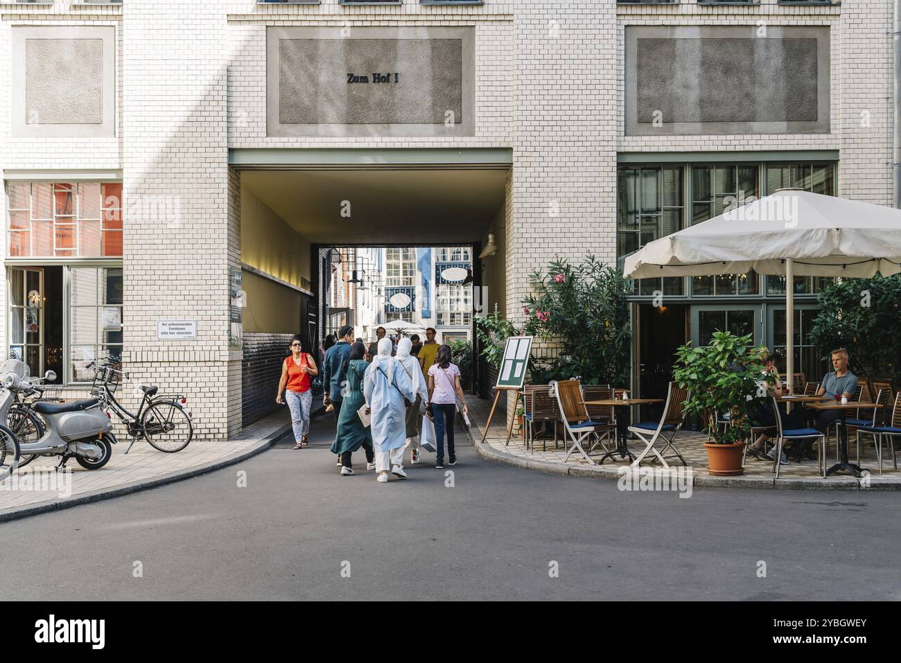 Berlin, 27. Juli 2019: Hackeschen Hofe-Komplex. Traditionelle Berliner Innenhöfe im Jugendstil oder Jugendstil von August Endel Stockfoto