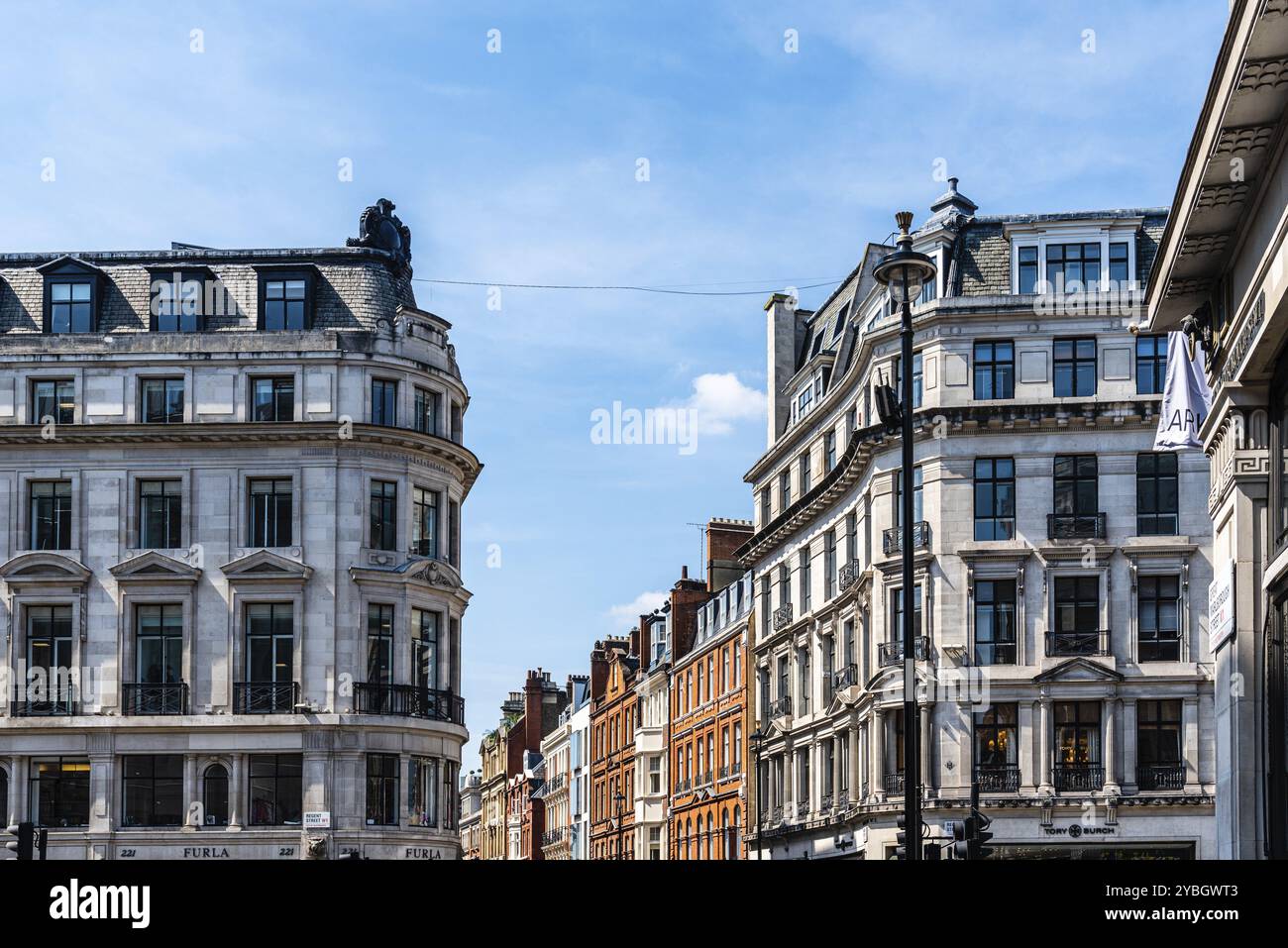 London, Großbritannien, 15. Mai 2019: Malerischer Blick auf die luxuriösen alten Gebäude in der Regent Street, einer großen Einkaufsstraße im West End von London, die für ihren Luxus berühmt ist Stockfoto