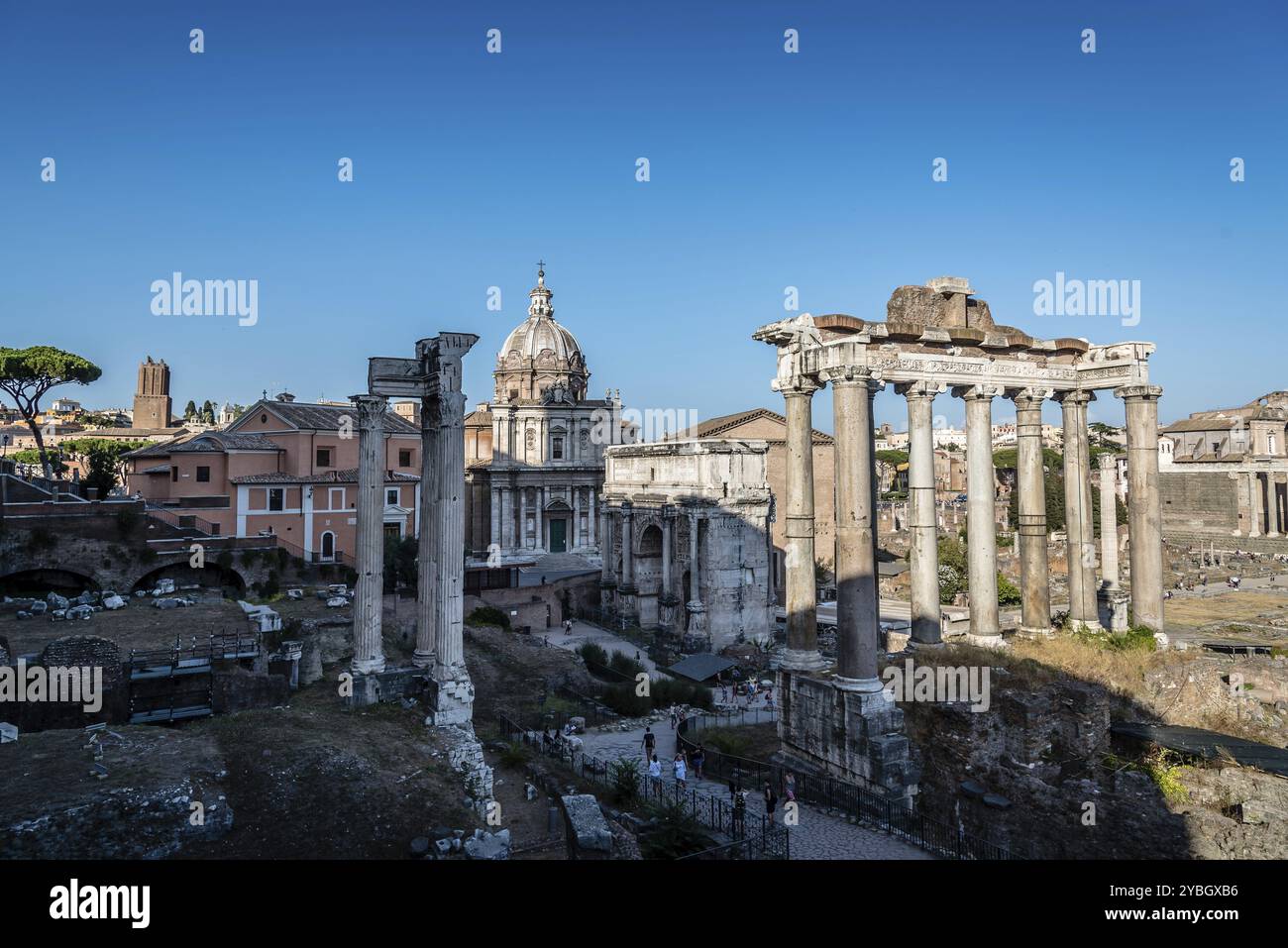 Rom, Italien, 20. August 2016: Blick auf das Forum von Rom ein sonniger Sommertag in Rom. Es war jahrhundertelang das Zentrum des römischen öffentlichen Lebens, Europa Stockfoto