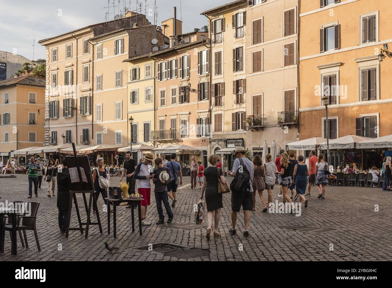 Rom, Italien, 18. August 2016: Touristen auf dem Platz Campo di Fiori im historischen Zentrum Roms. Sonniger Sommertag, Europa Stockfoto