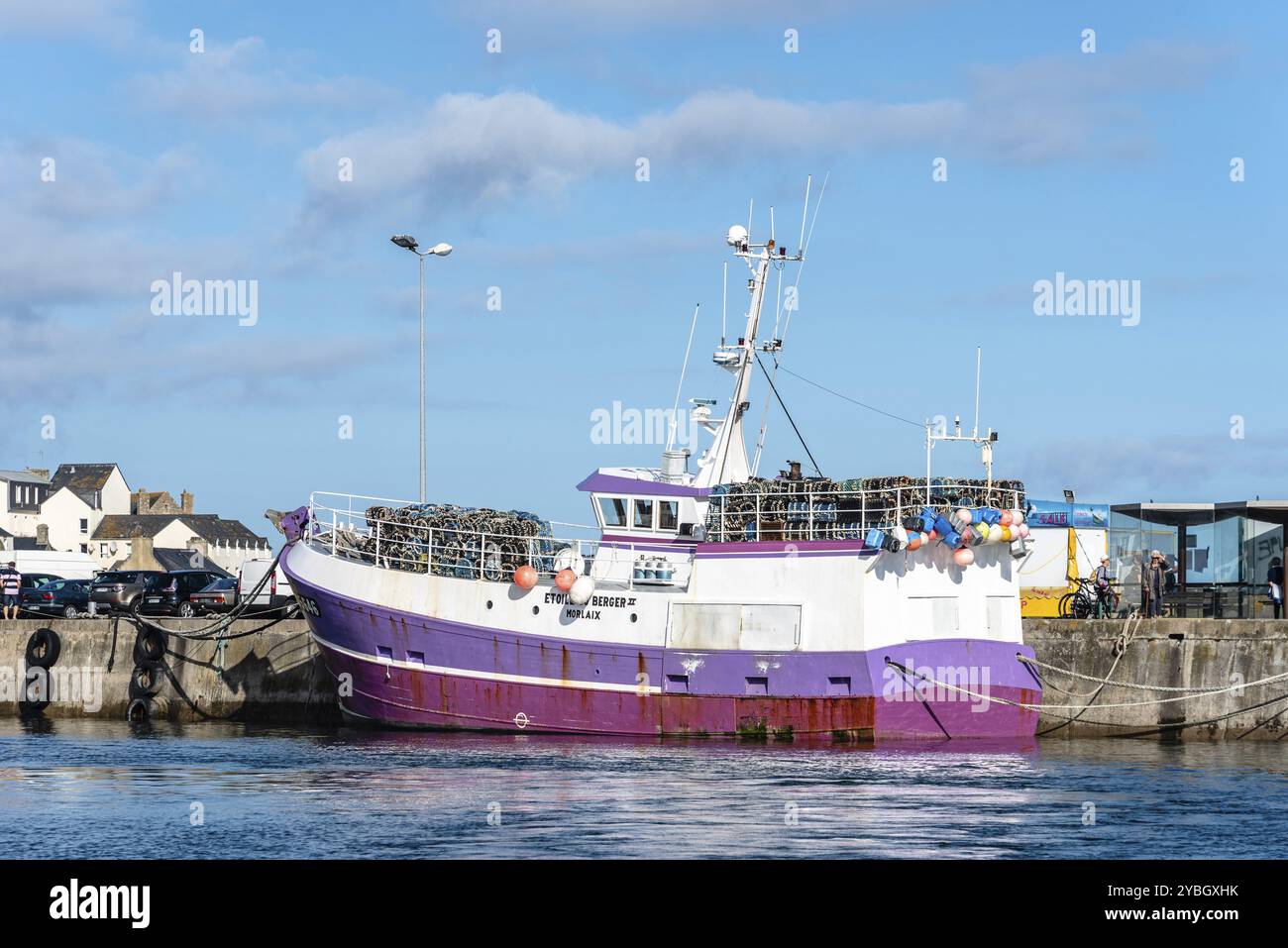 Roscoff, Frankreich, 31. Juli 2018: Ein Fischerboot liegt im Hafen von Roscoff. Sonniger Sommertag mit blauem Himmel, Europa Stockfoto