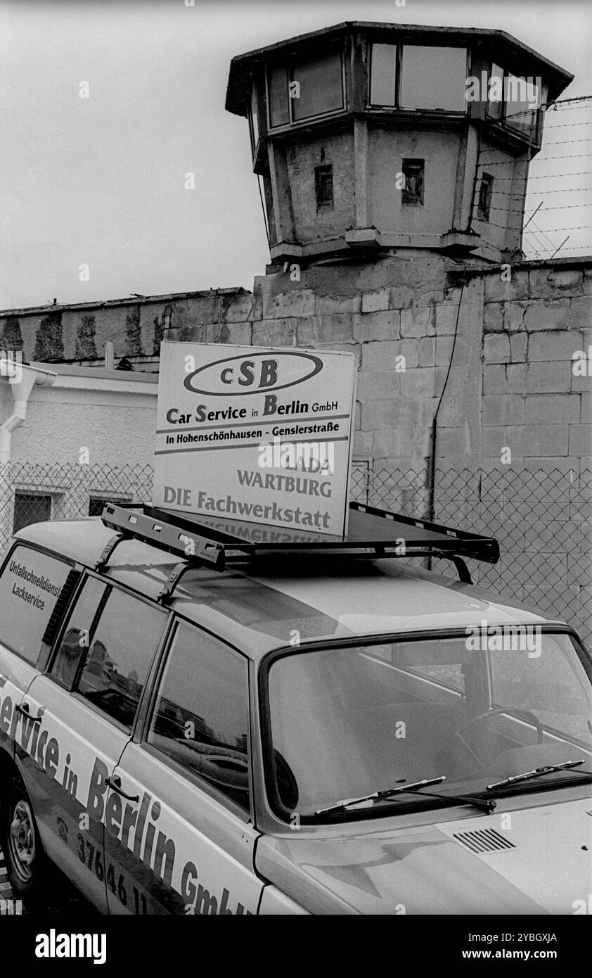 Deutschland, Berlin, 25.09.1991, ehemaliges Stasi-Gebäude in Hohenschoenhausen, Wachturm, ehemaliges Stasi-Gefängnis Hohenschoenhausen, Werbeschilder von vario Stockfoto