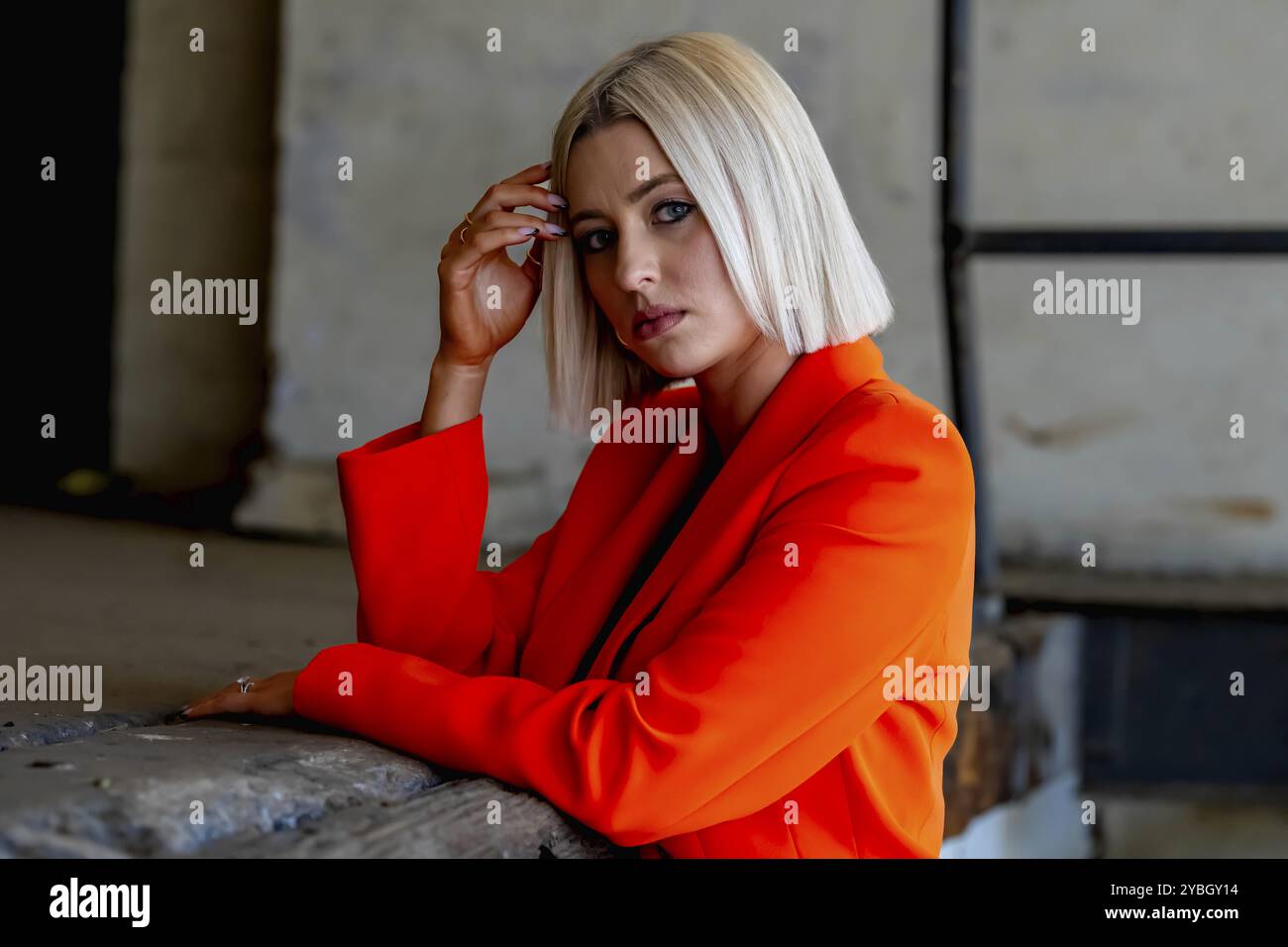 Ein wunderschönes blondes Model posiert im Freien und genießt das Sommerwetter Stockfoto
