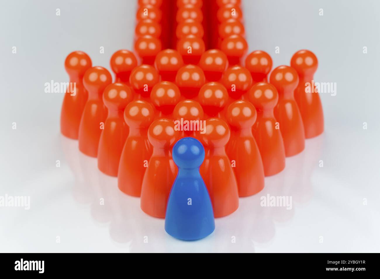 Konzeptionelle orange Spiel Bauern und einen blauen Play Bauern als abstrakte Darstellung von Ungleichheit in Farbe und Anzahl der Stockfoto