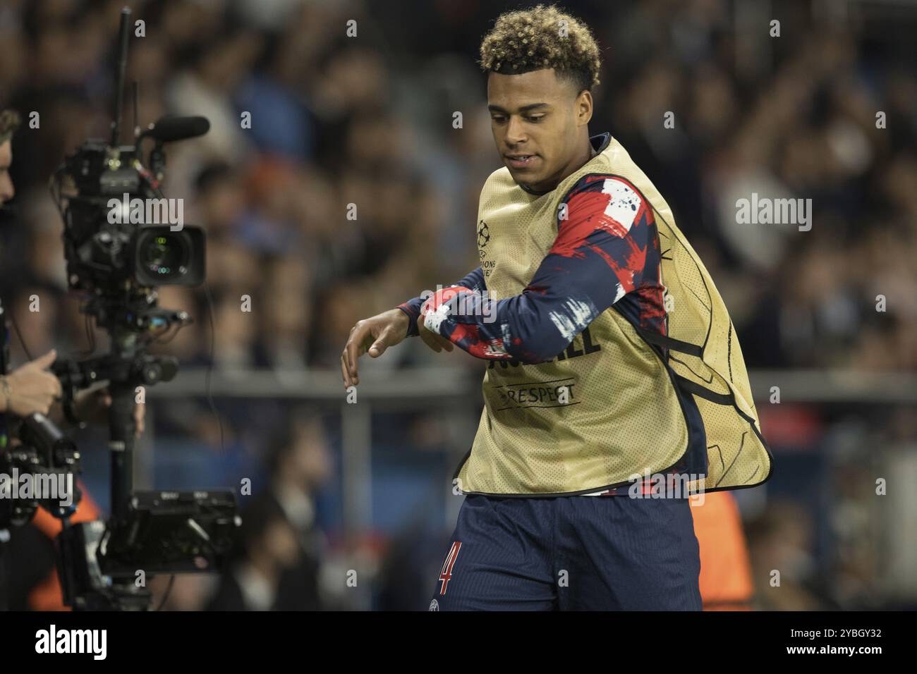 Fußballspiel, Desire DOUE Paris St. Germain warm Up, ein Kameramann ist links versteckt, Parc des Princes Fußballstadion, Paris Stockfoto