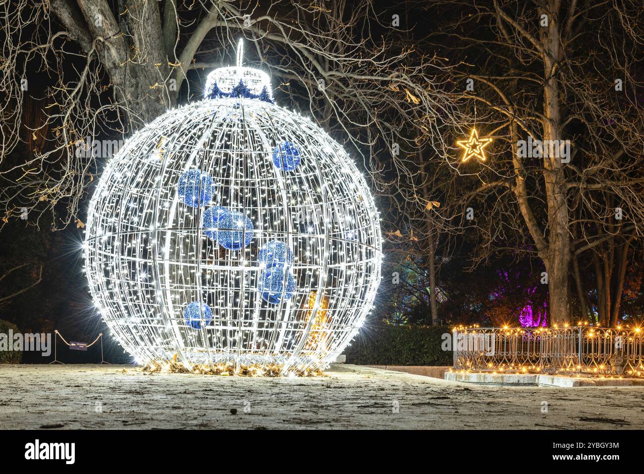 Madrid, Spanien, 5. Dezember 2019: Königlicher Botanischer Garten von Madrid, beleuchtet während der Weihnachtszeit. Eine leuchtende Märchenlandschaft mit weihnachtlichem Long Stockfoto