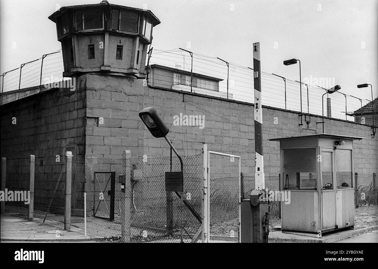 Deutschland, Berlin, 25.09.1991, ehemaliges Stasi-Gebäude in Hohenschoenhausen, ehemaliges Stasi-Gefängnis Hohenschoenhausen, Wachturm, Europa Stockfoto