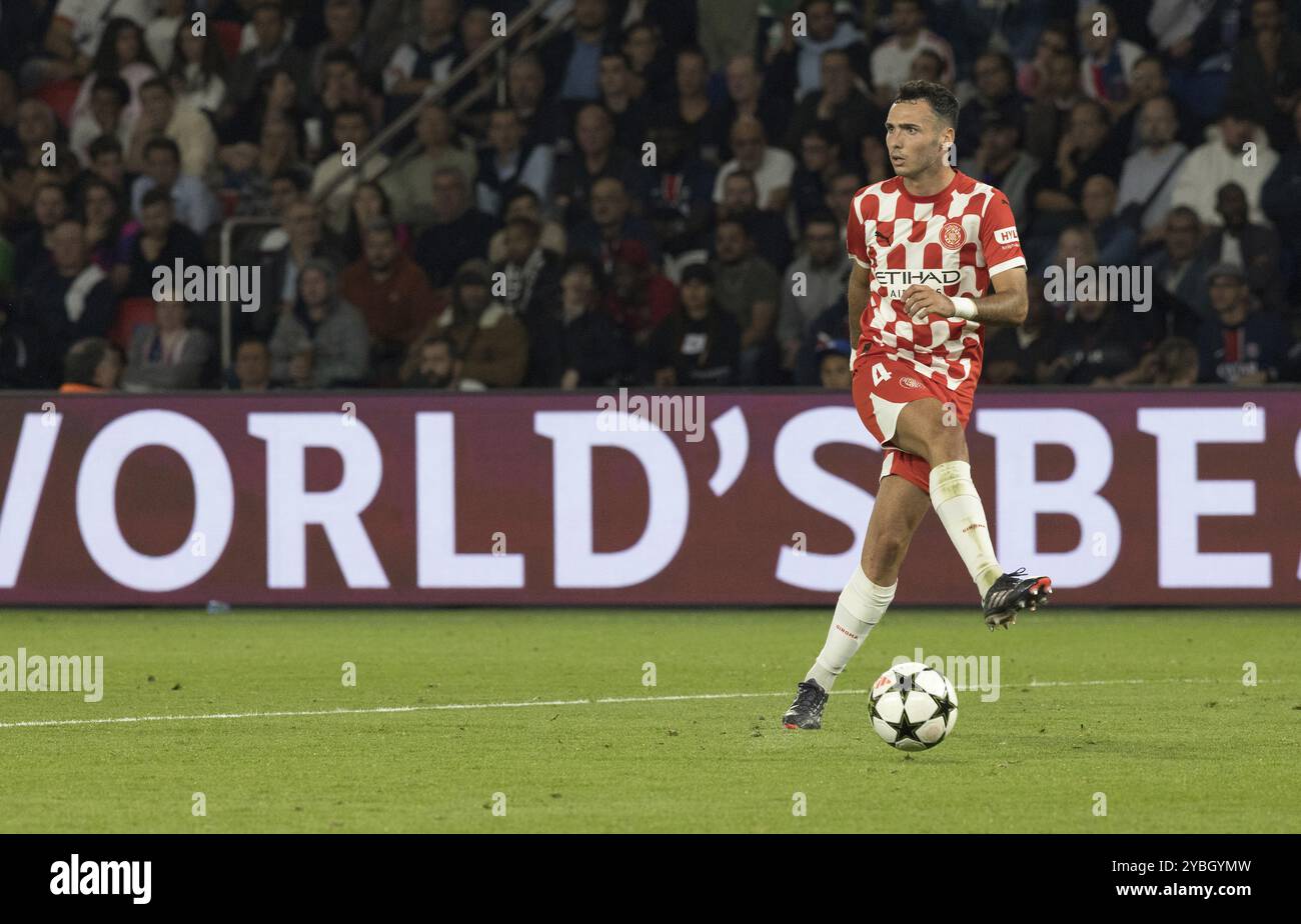 Fußballspiel, Arnau MARTINEZ Girona FC mit elegantem Pass nach links, Parc des Princes Fußballstadion, Paris Stockfoto