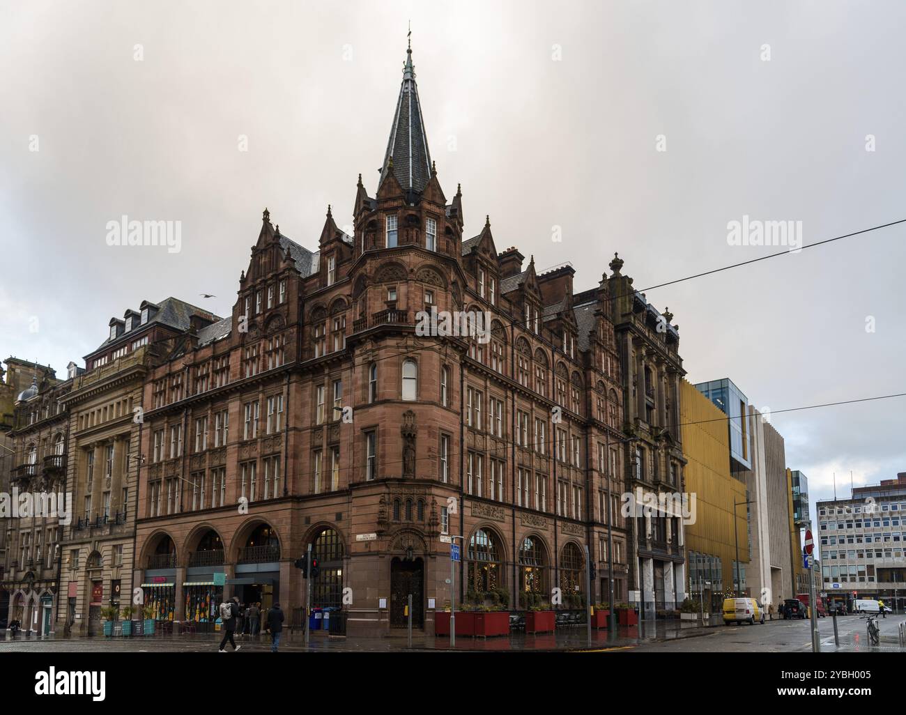 Edinburgh, UK, 5. Dezember 2023: Prinzessin Street während der Weihnachtszeit ein regnerischer Tag Stockfoto